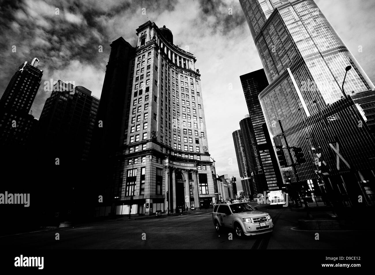Downtown Chicago von North Michigan Avenue - London-Garantie-Gebäude auf der linken Seite gesehen & Trump Tower auf der rechten Seite Stockfoto