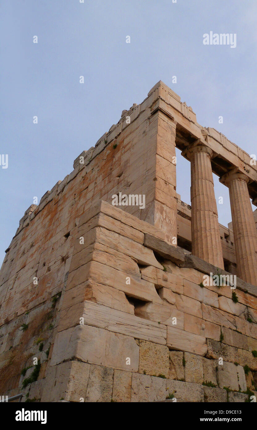 Die monumentalen Tor zur Akropolis, der propyläen unter der allgemeinen Richtung der Athenische Führer Pericles gebaut, aber Phidias war die Verantwortung für die Planung des Wiederaufbaus der Akropolis als Ganzes am Ende der Persischen Kriege gegeben. Nach Plutarch, der Propyläen wurde durch den Architekten Mnesicles konzipiert. Der Bau begann im 437 v. Chr. und wurde in 432, wenn das Gebäude war noch unvollendete beendet. Stockfoto