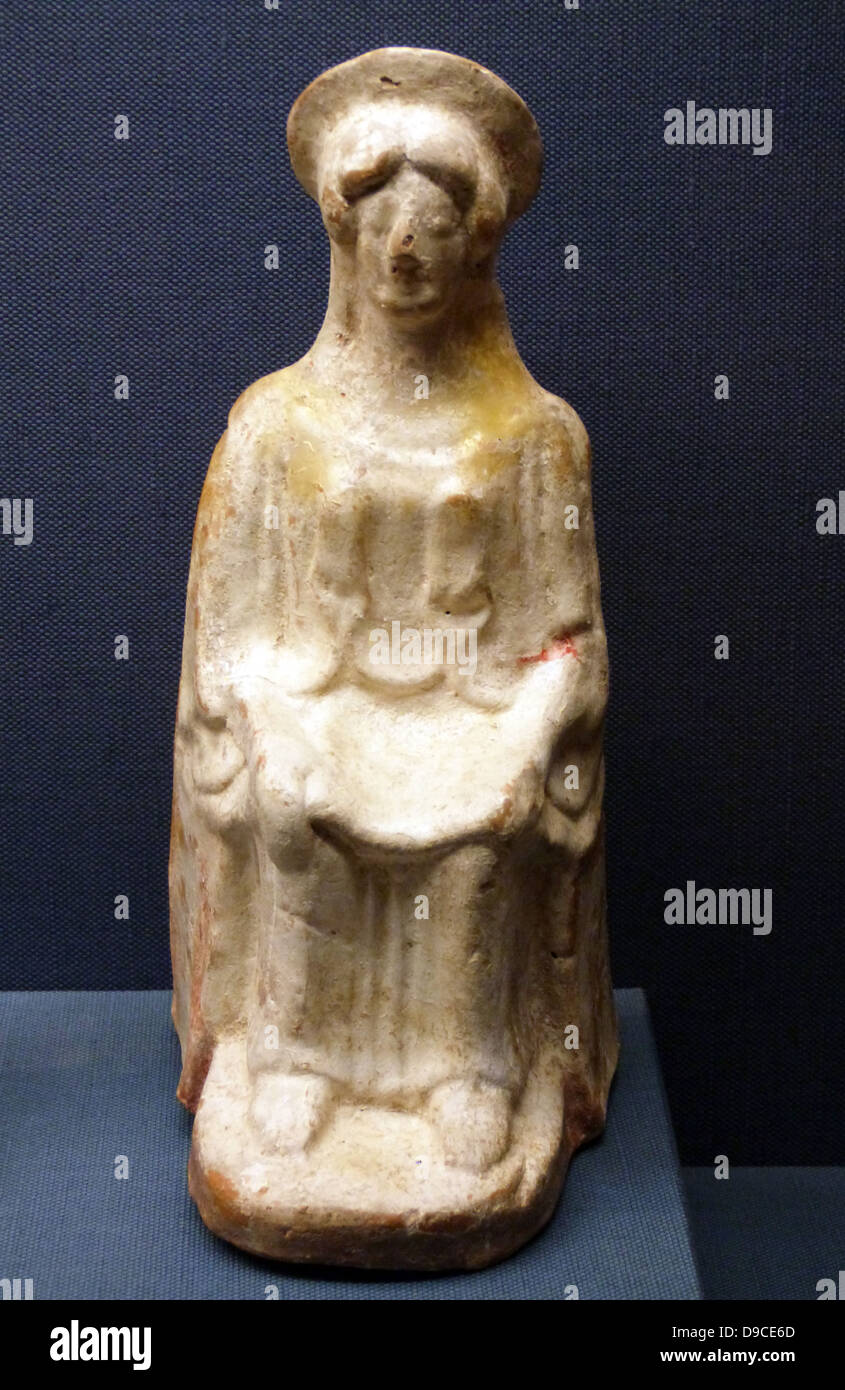 Terrakotta Figur von Athena thront mit Stephane auf Ihrem Haar und Spuren der ursprünglichen Farbgebung, aus einem Dachboden Werkstatt. Figuren dieser Art haben in Attika gefunden worden und vielleicht eine frühere cult Statue der Göttin zu kopieren. Frühe 5. Jahrhundert v. Chr.. Stockfoto