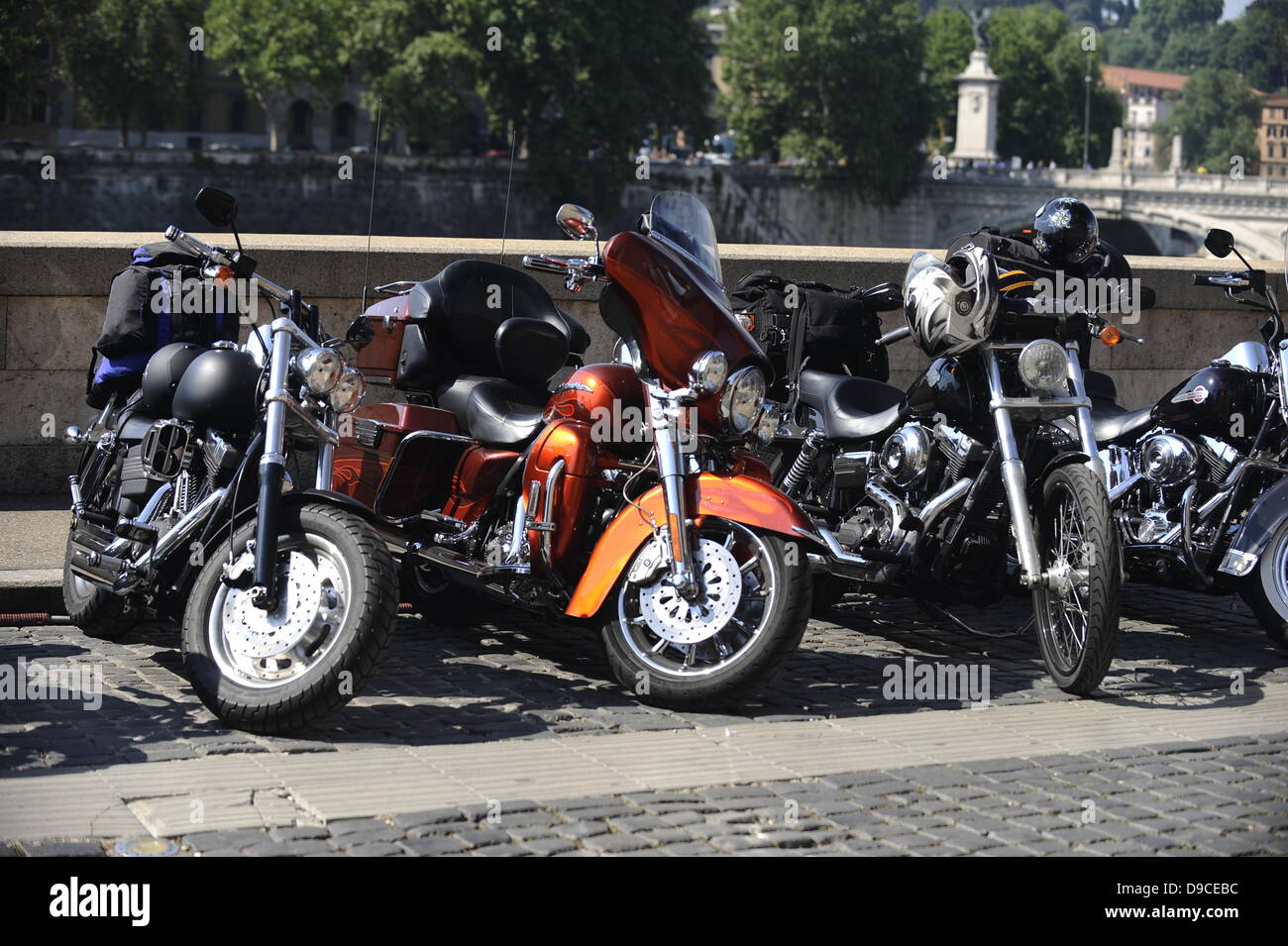 Harley-Davidson Enthusiasten Rollen in Rom.  Die geringe Rumpeln von einigen 35.000 Harley Davidson ist das Summen der Motorroller und Autos in den Straßen rund um den Vatikan überholen, und am Sonntag wird es auch sein in dem Petersplatz anwesend. Stockfoto