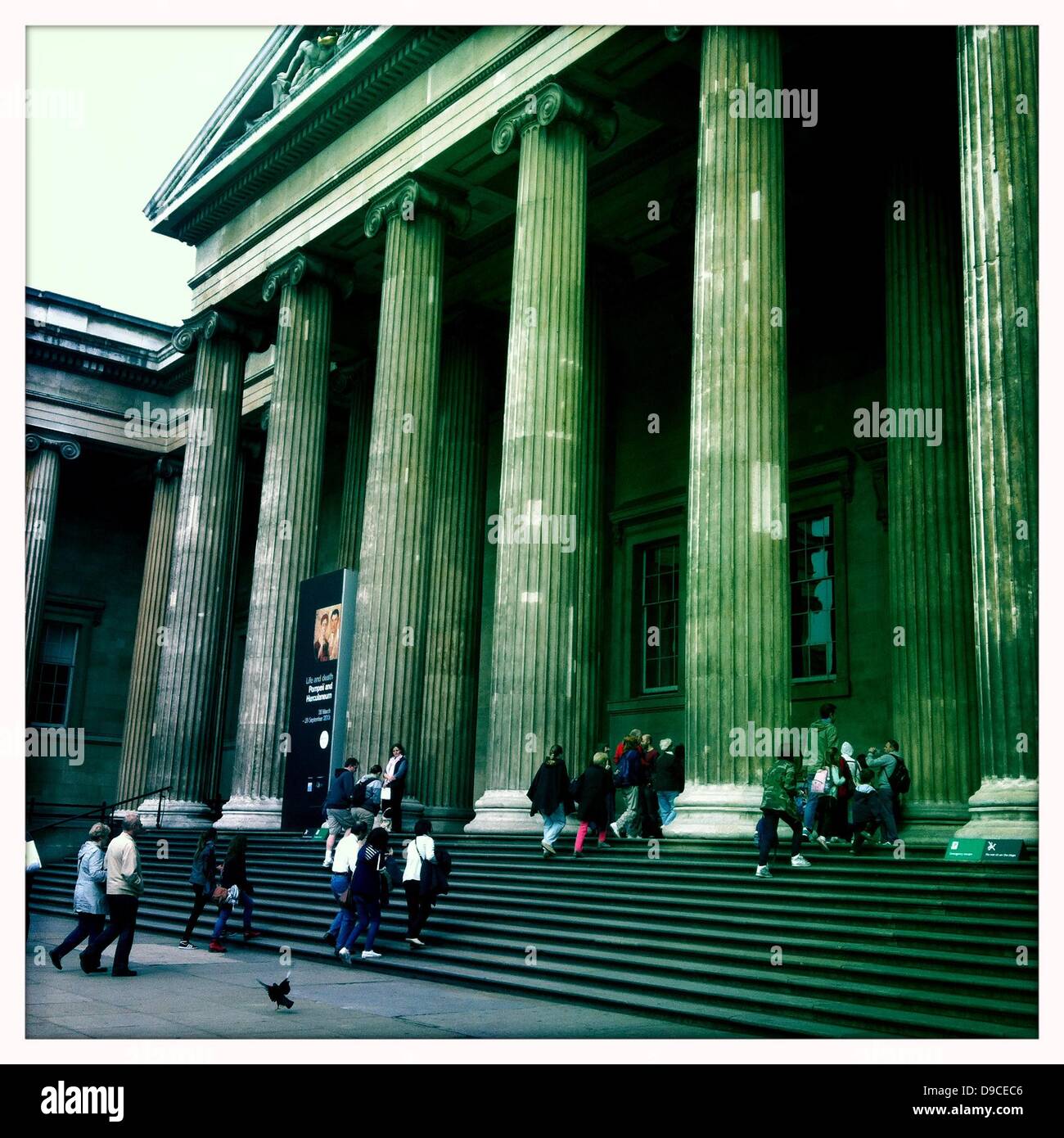16. Juni 2013 - London, UK - Haupteingang mit Spalten... Das British Museum in London ist eine Dauerausstellung, die menschliche Geschichte und Kultur zu dokumentieren. Rund 8 Millionen Nummerierung funktioniert es zählt zu den größten und umfassendsten der Welt, so dass es eine Top-Destination für Touristen in London. . Mit dem Iphone App Hipstamatic fotografiert (Credit-Bild: © Veronika Lukasova/ZUMAPRESS.com) Stockfoto