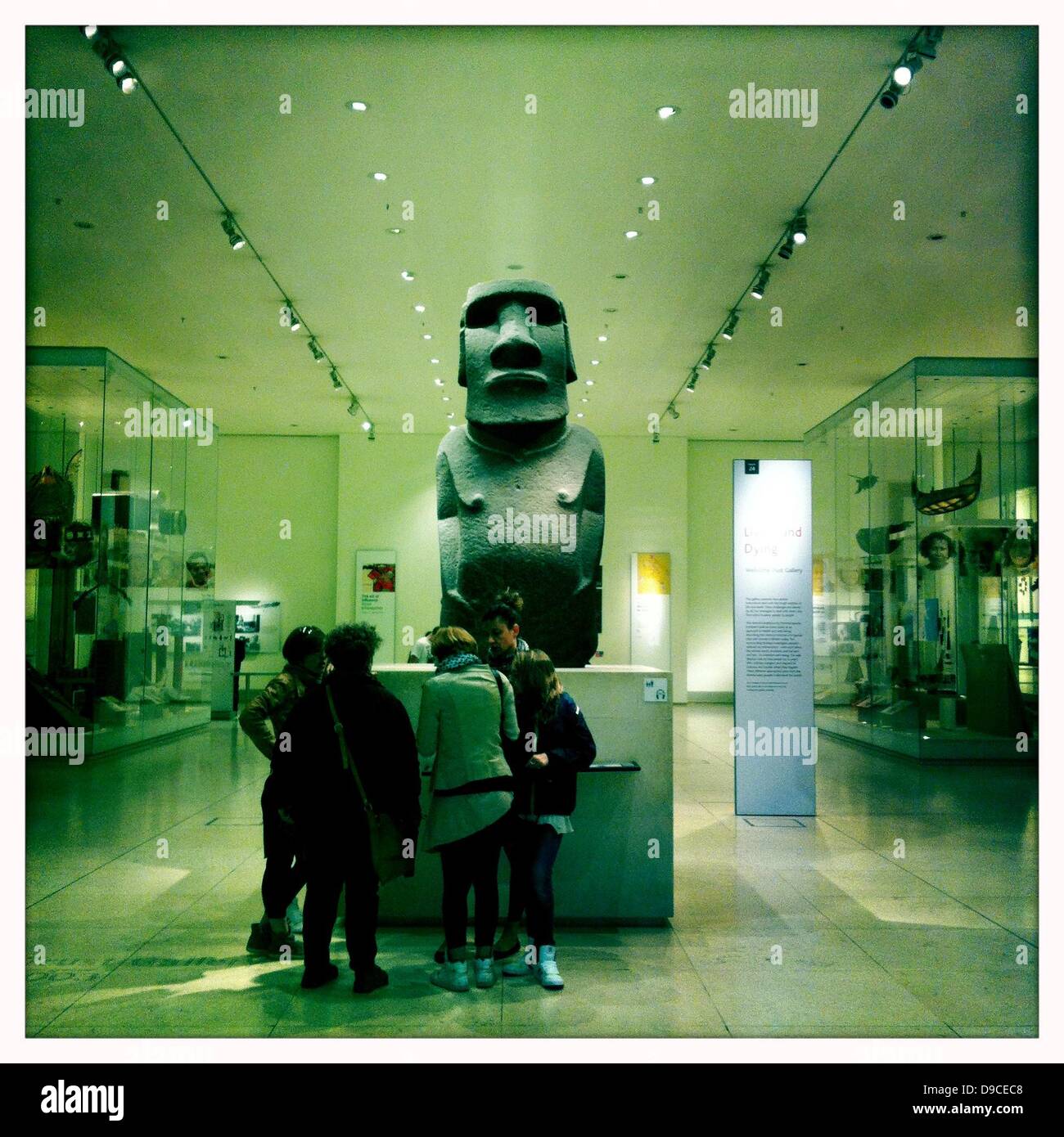 16. Juni 2013 - London, UK - Besucher durch die Skulptur Moai von Ostern Insel.der British Museum in London ist eine Dauerausstellung, die menschliche Geschichte und Kultur zu dokumentieren. Rund 8 Millionen Nummerierung funktioniert es zählt zu den größten und umfassendsten der Welt, so dass es eine Top-Destination für Touristen in London. . Mit dem Iphone App Hipstamatic fotografiert (Credit-Bild: © Veronika Lukasova/ZUMAPRESS.com) Stockfoto