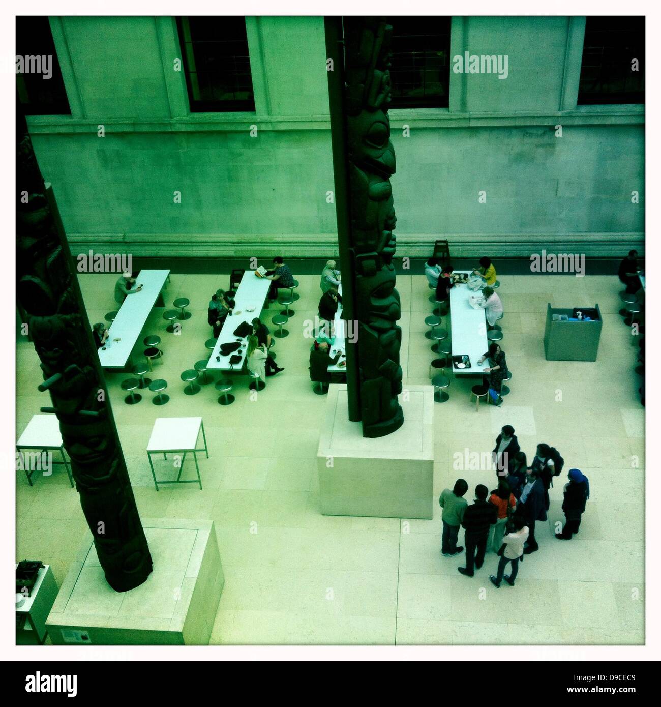 16. Juni 2013 - London, UK - Blick auf den Innenhof, das britische Museum.The British Museum in London ist eine Dauerausstellung, die menschliche Geschichte und Kultur zu dokumentieren. Rund 8 Millionen Nummerierung funktioniert es zählt zu den größten und umfassendsten der Welt, so dass es eine Top-Destination für Touristen in London. . Mit dem Iphone App Hipstamatic fotografiert (Credit-Bild: © Veronika Lukasova/ZUMAPRESS.com) Stockfoto