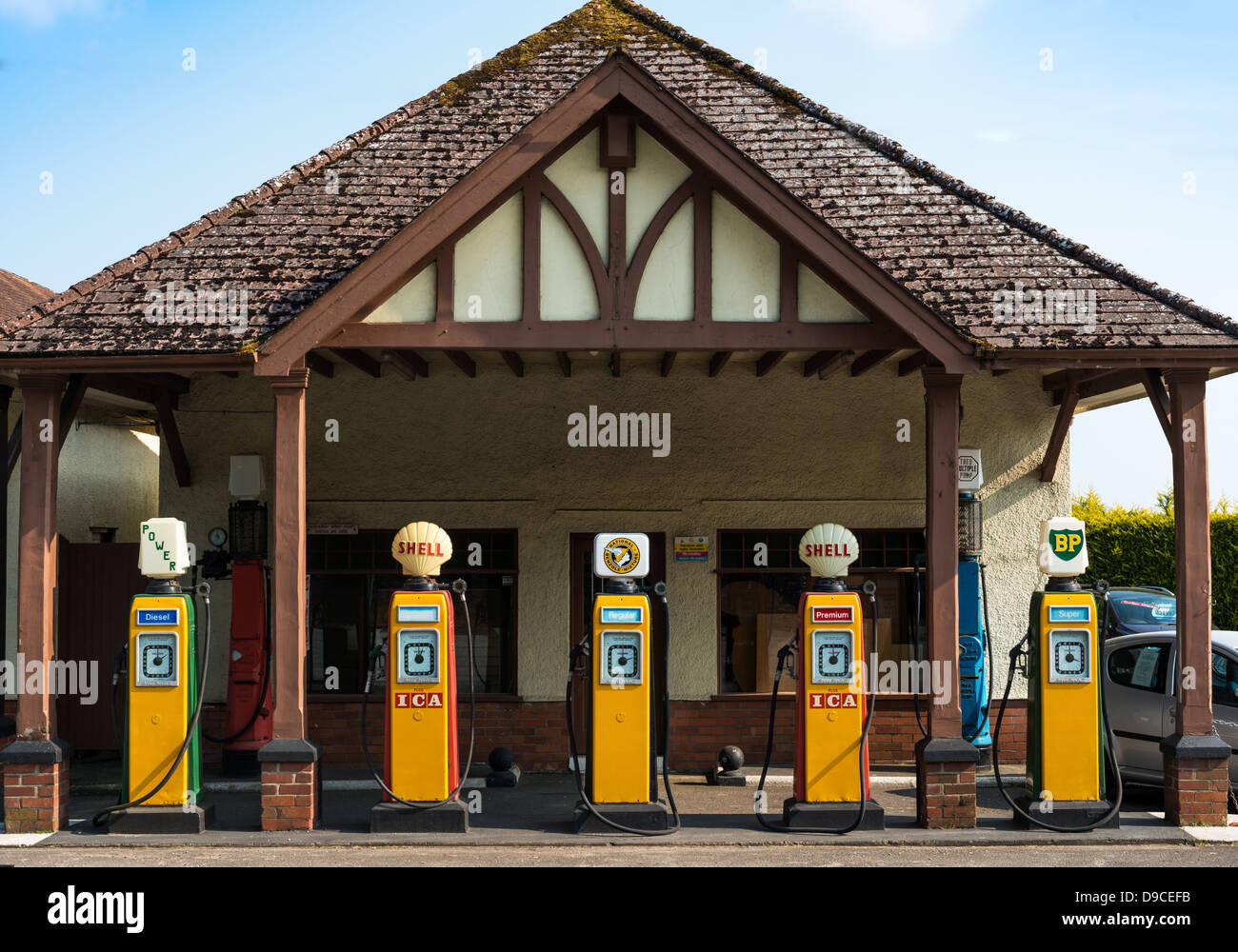 6. Juni 2013. Devon, England.  Alte, Vintage Zapfsäulen, Zapfsäulen, in einer Garage, Tankstelle, in Devon, England. Stockfoto