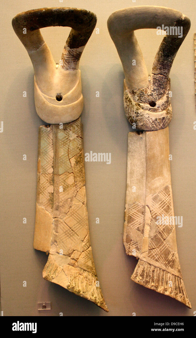 Drei Paare von sakralen Knoten, ein religiöses Symbol des minoischen Kreta. Hergestellt aus Fayence mit linearen Dekoration. Ca. 2000 v. Chr. Stockfoto