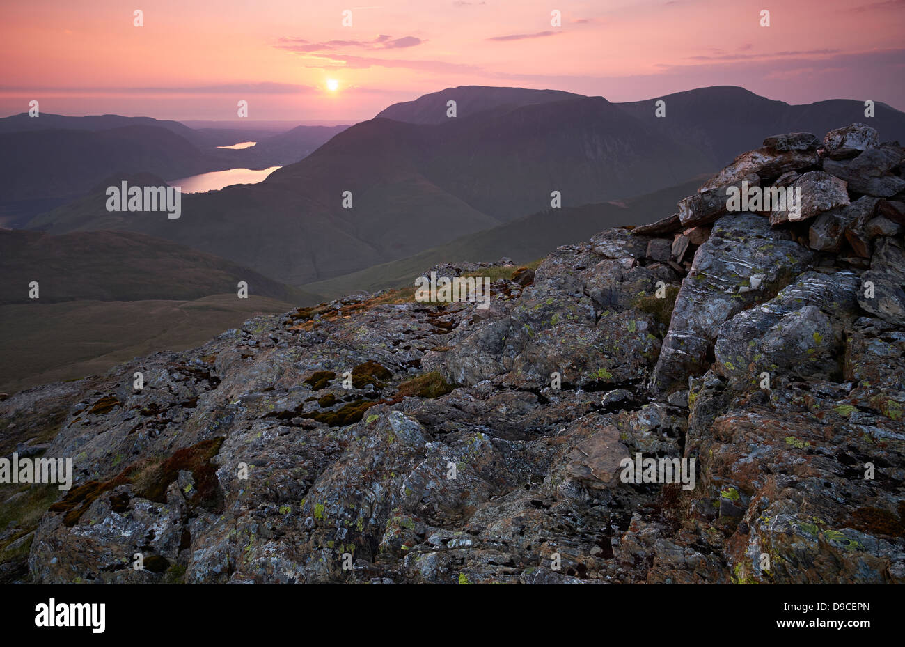 Der Gipfel des Robinson im Lake District bei Sonnenuntergang. Hohe Snockrigg, Loweswater fiel, niedrige Bank und Whiteless Hecht in Ferne Stockfoto