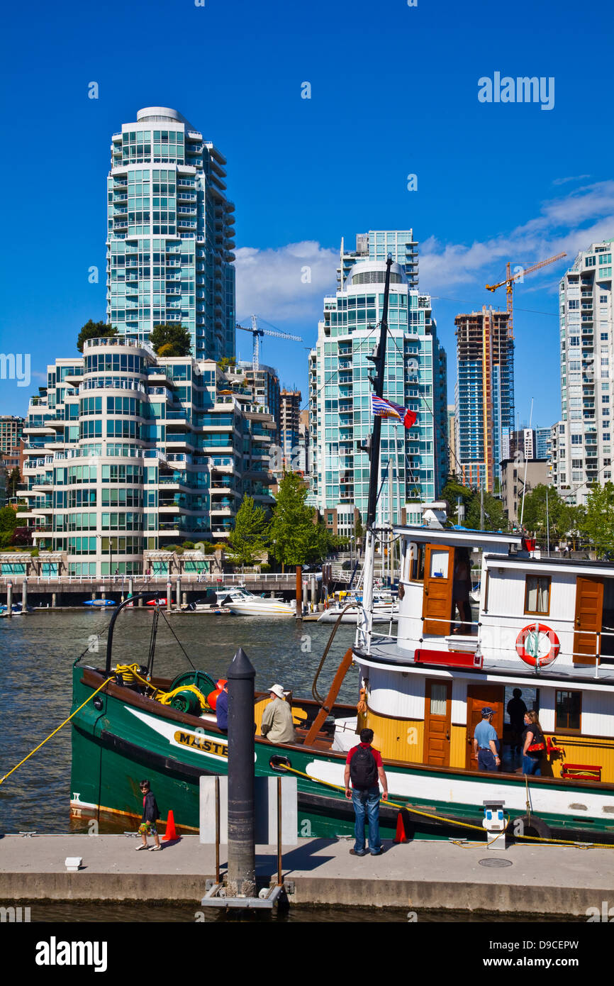 Historische Dampf angetriebene Schiff gegen die Vancouver Waterfront am False Creek Stockfoto