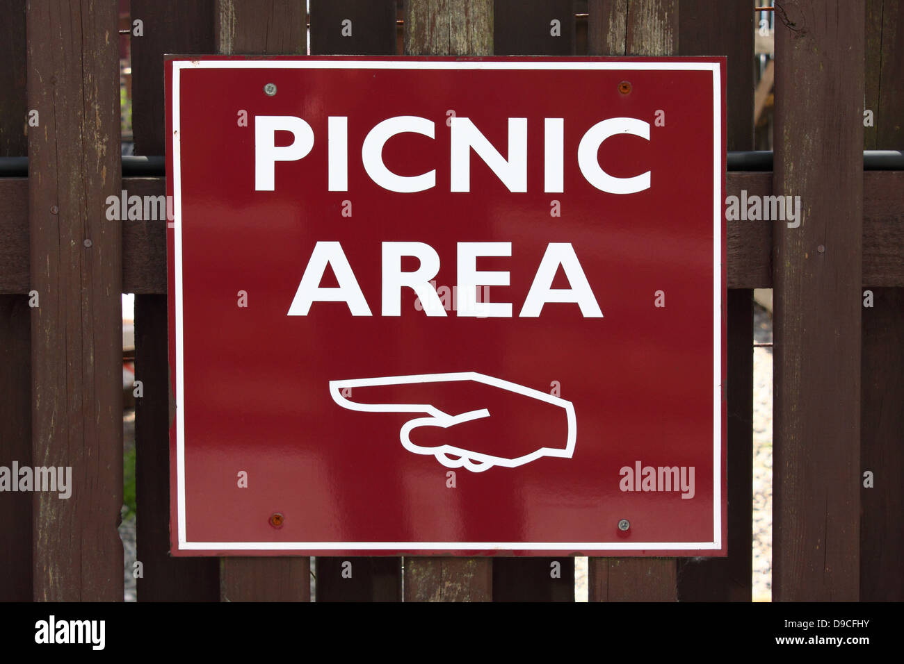 Picknick-Bereich Wegweiser auf Zaun Stockfoto