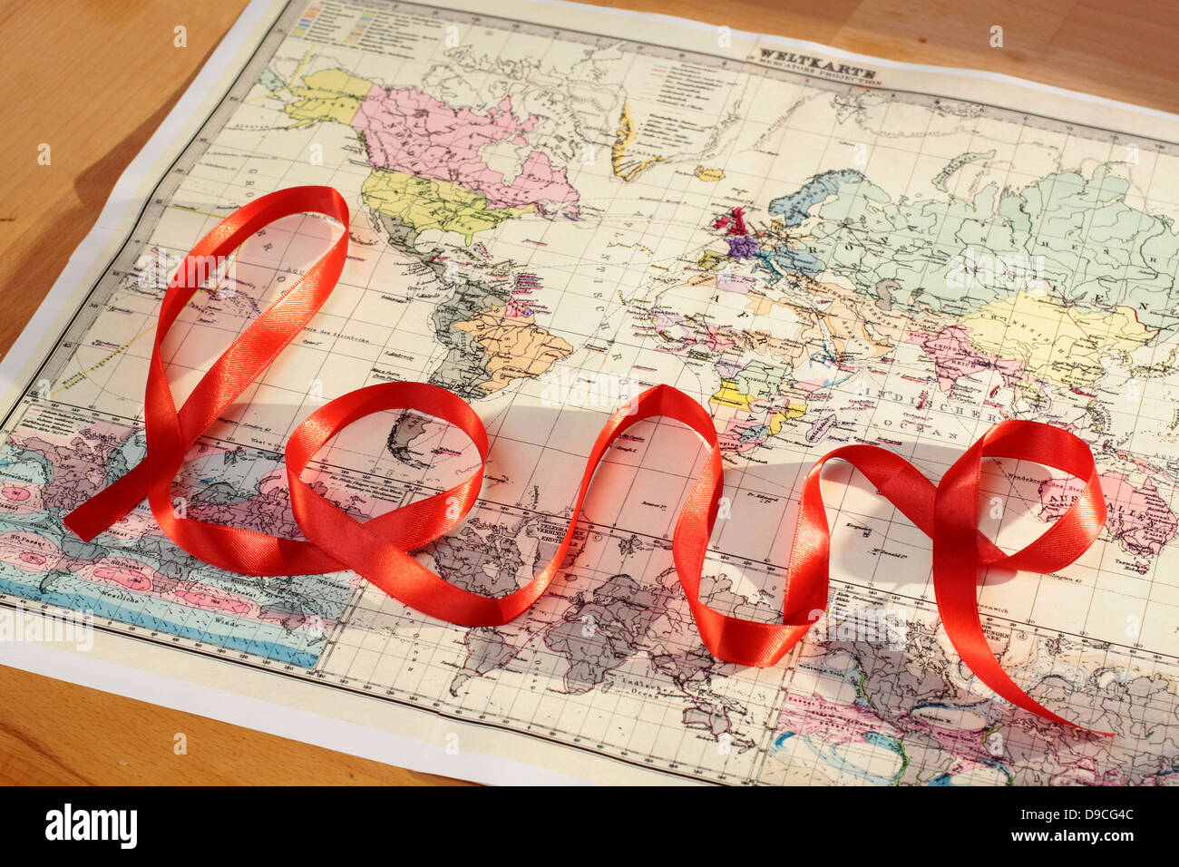 Roten Schriftzug Liebe über historische Weltkarte Stockfoto