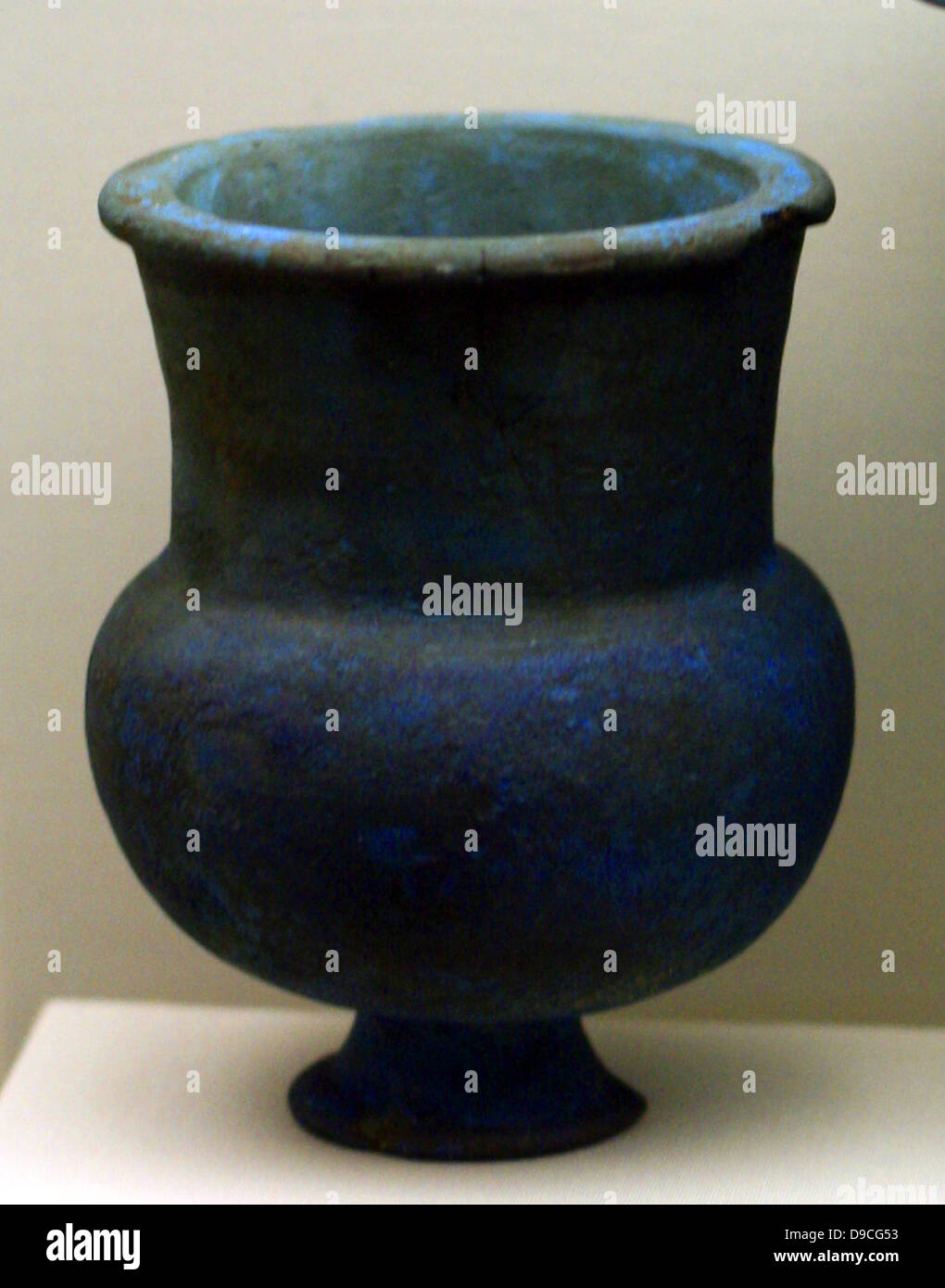 Vase mit ägyptischen blau (eine Substanz mit ähnlichen Eigenschaften zu Fayence. 18. Dynastie, ca. 1550-1300 v. Chr. Stockfoto