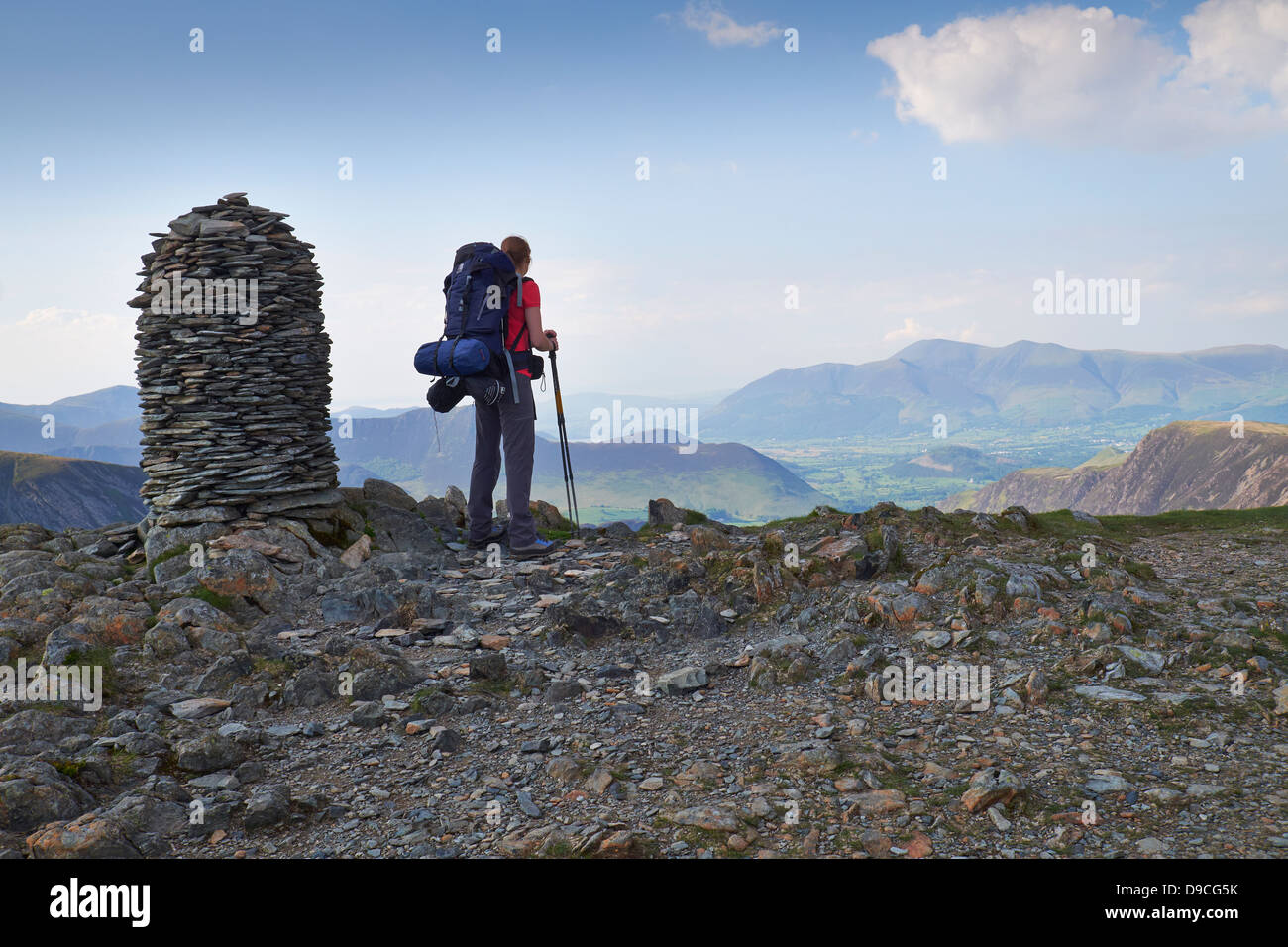 Ein Wanderer mit einem großen Rucksack auf dem Gipfel des Dale Head, Buttermere Fells im Lake District. Stockfoto