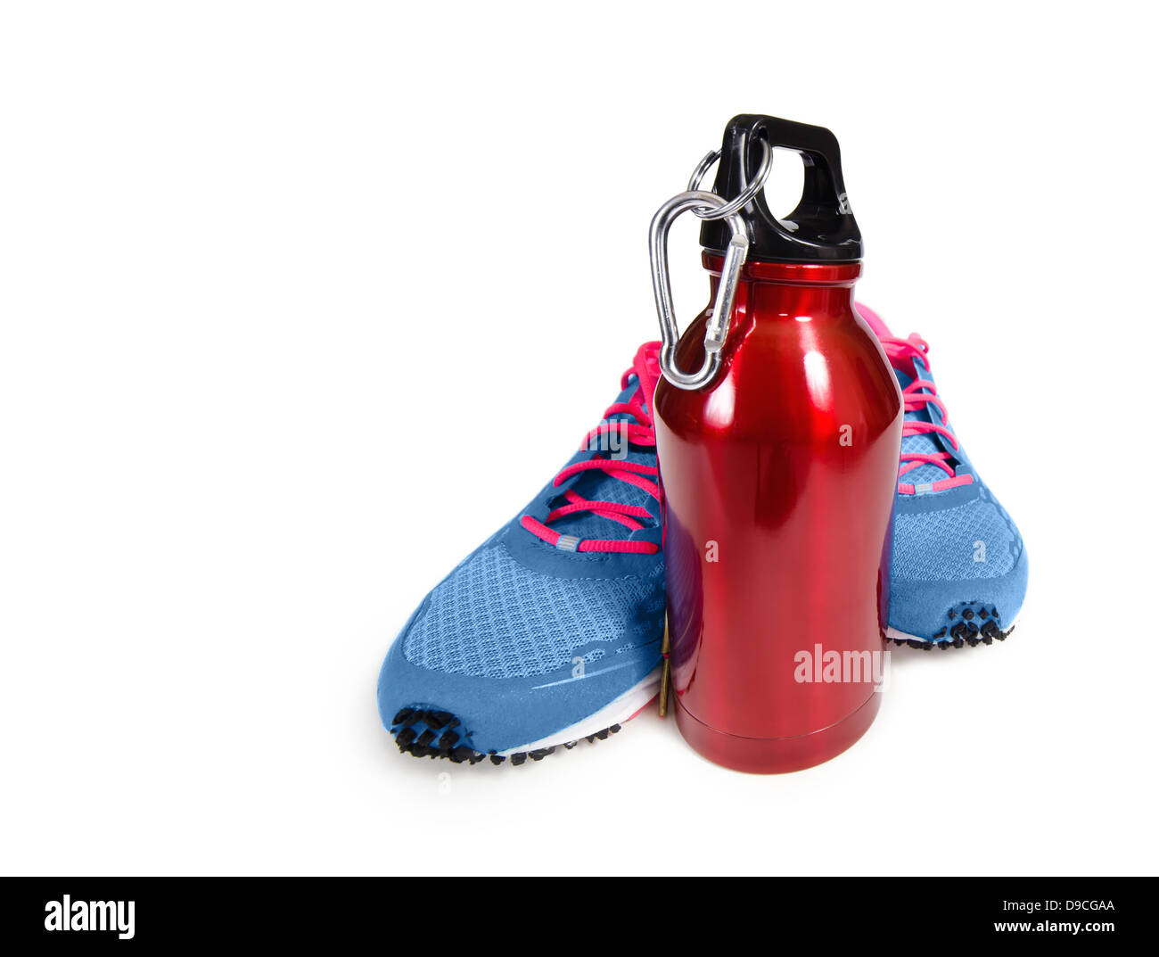 Rot Edelstahl Wasserflasche mit Laufschuhen über weiß. Bewegung und Flüssigkeitszufuhr Konzept. Stockfoto