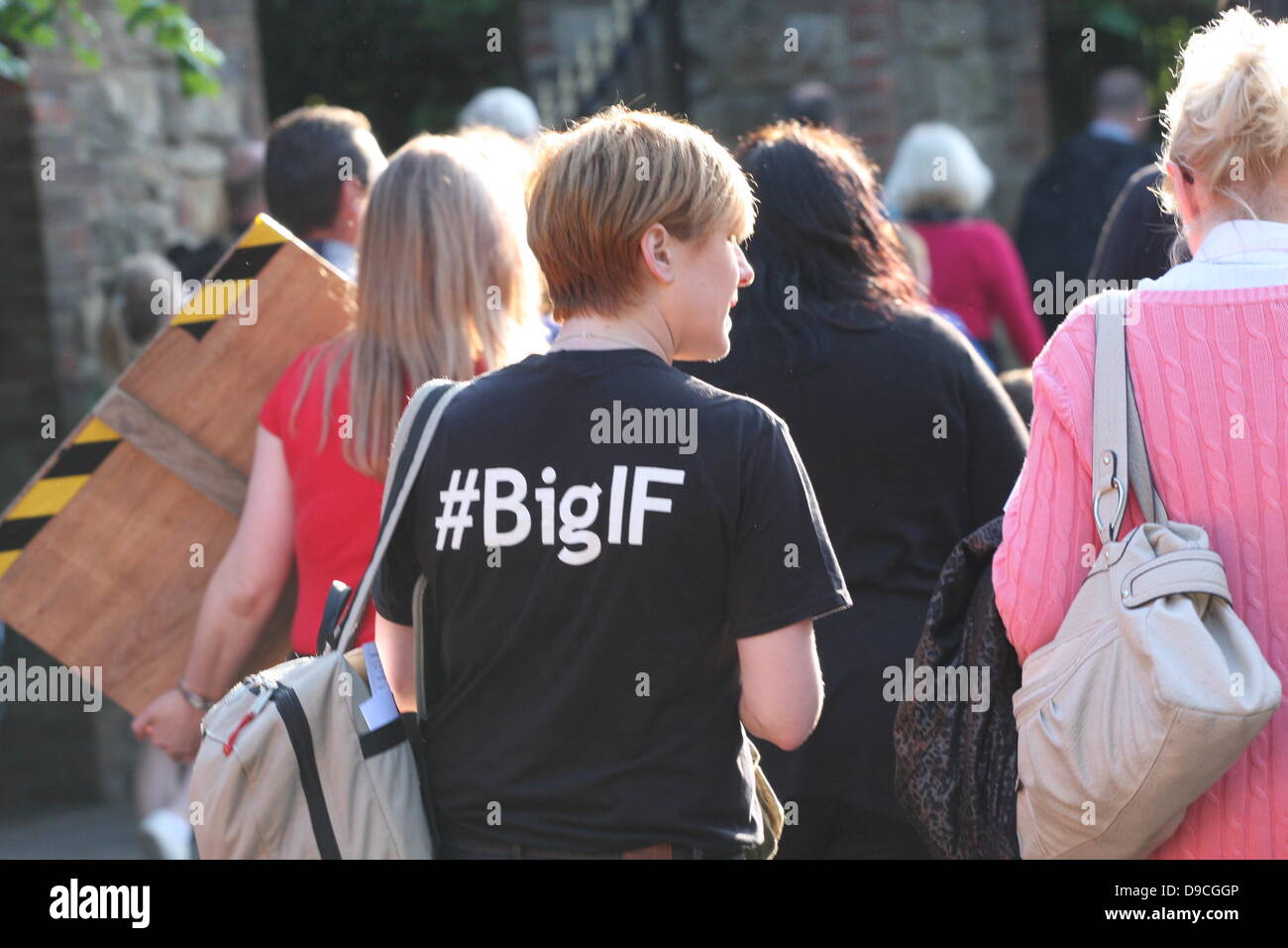 Enniskillen, Nordirland. 17. Juni 2013. Marcher tragen die #BigIf Hash tag T-shirt auf dem Anti-G8-Gipfel Marsch. Enniskillen, Nordirland. Bildnachweis: Darron Mark/Alamy Live-Nachrichten Stockfoto