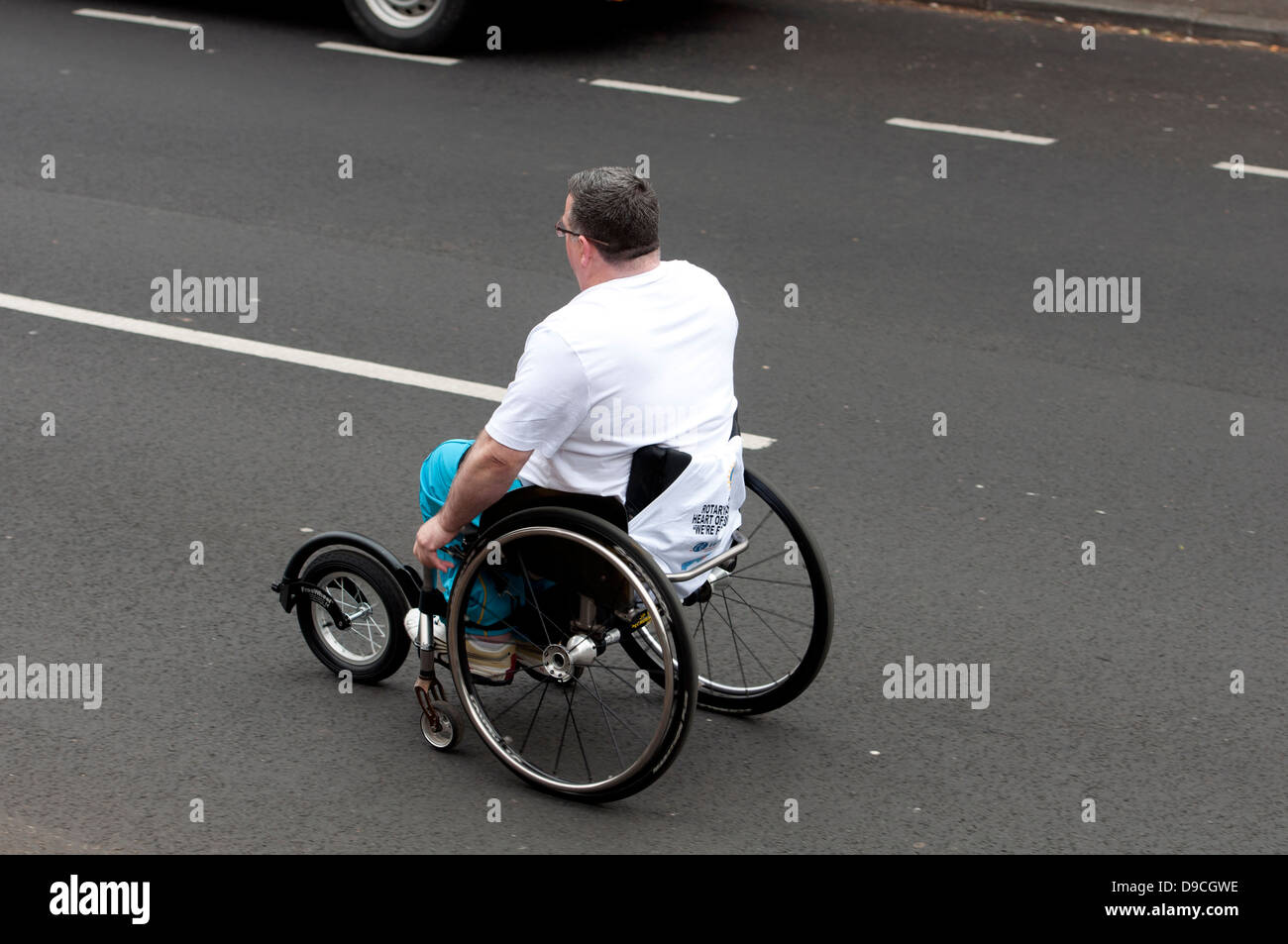 Rollstuhl-Konkurrent in einem Volkslauf Stockfoto