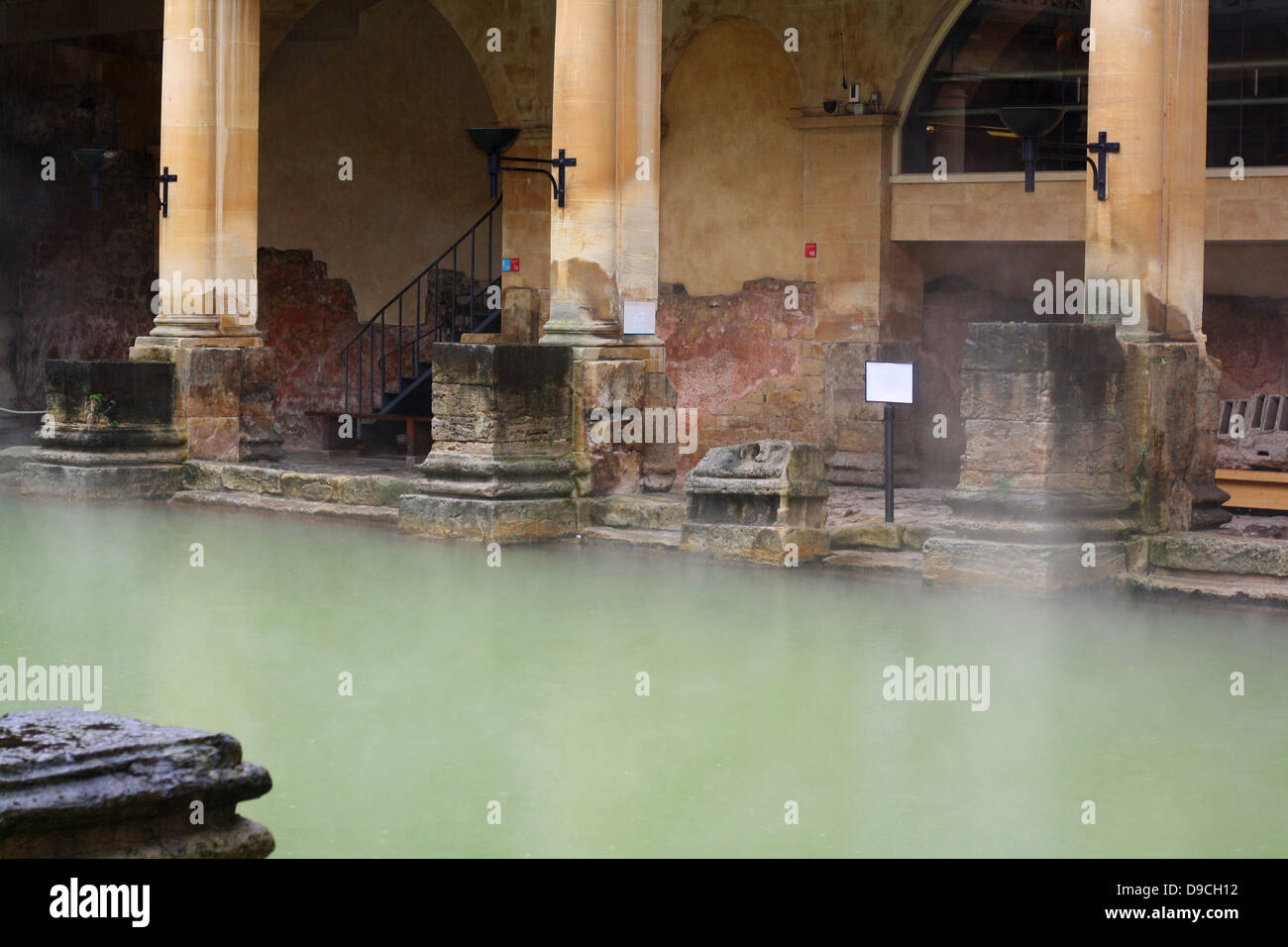 Römischen Bäder in Bath, England. Die Römischen Bäder Komplex ist ein Ort des historischen Interesses in der englischen Stadt Bath. Das römische Bad Haus ist von Wasser, die Luftblasen aus dem Boden mit Badewanne geliefert und fielen wie Regen auf der nahe gelegenen Mendip Hills. Der Tempel wurde im 60-70 AD und die Badelandschaft wurde nach und nach im Laufe der nächsten 300 Jahre gebaut. Während der römischen Besetzung Britanniens und möglicherweise auf die Anweisungen des Kaisers Claudius, Ingenieure fuhren Eiche Stapel ein stabiles Fundament in den Schlamm zur Verfügung zu stellen und die Feder mit einer unregelmäßigen Stein Kammer mit Blei ausgekleideten umgeben. Stockfoto