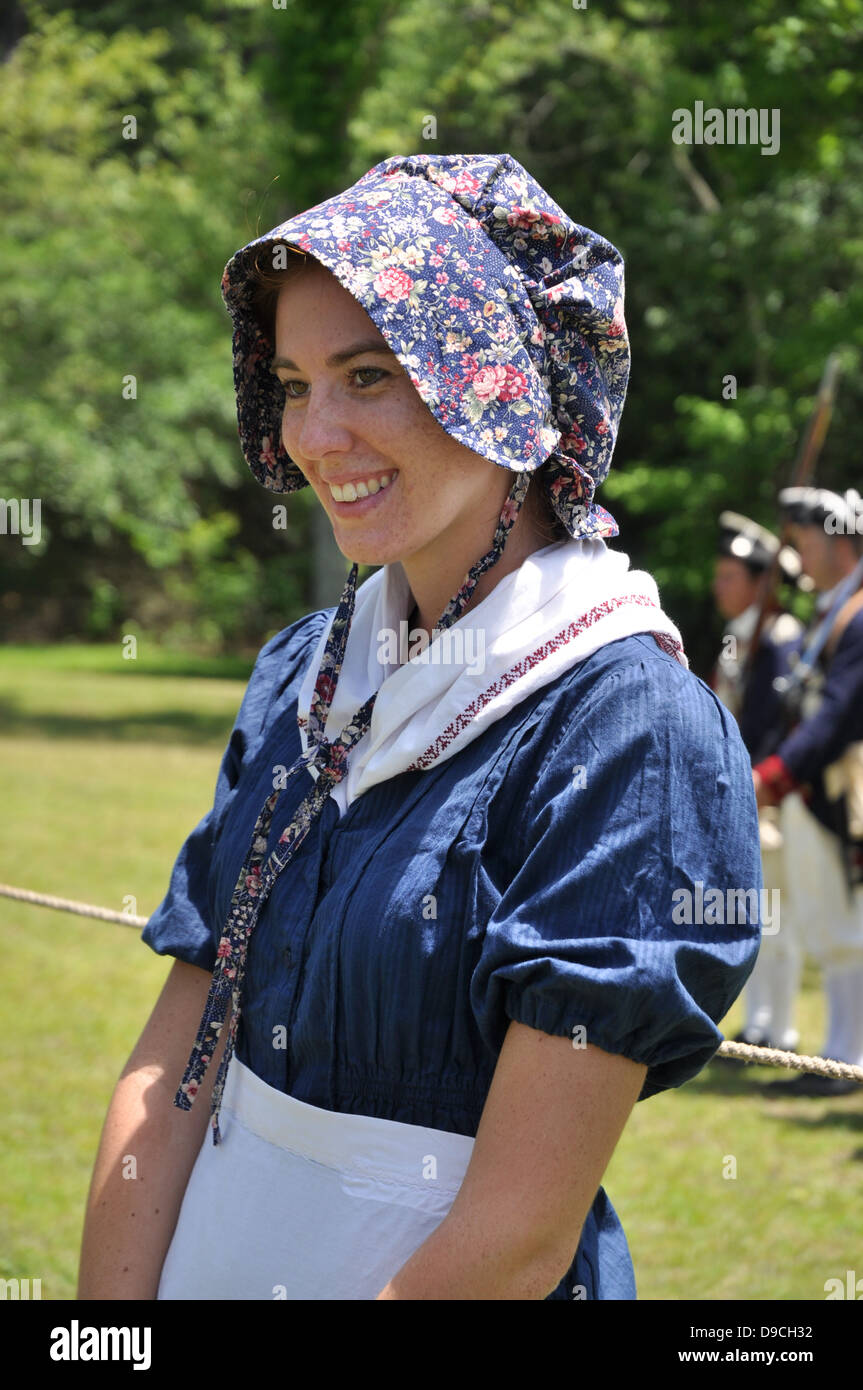 Ein junges Mädchen im Zeitraum Kleid im Unabhängigkeitskrieg Reenactment. Stockfoto