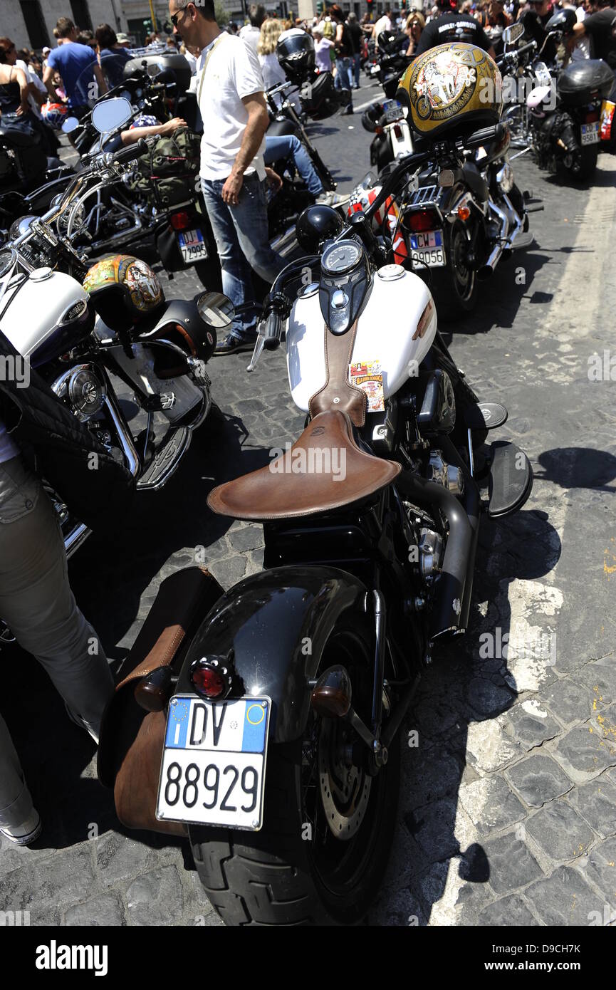 Harley-Davidson Enthusiasten Rollen in Rom.  Die geringe Rumpeln von einigen 35.000 Harley Davidson ist das Summen der Motorroller und Autos in den Straßen rund um den Vatikan überholen, und am Sonntag wird es auch sein in dem Petersplatz anwesend. Stockfoto