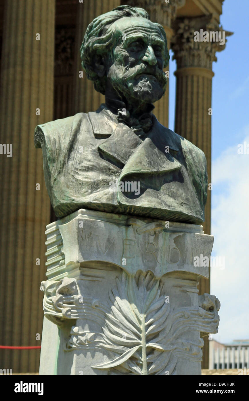 Büste von Giuseppe Verdi außerhalb des Teatro Massimo. Das Opernhaus Teatro Massimo Vittorio Emanuele in Palermo, Sizilien. Stockfoto