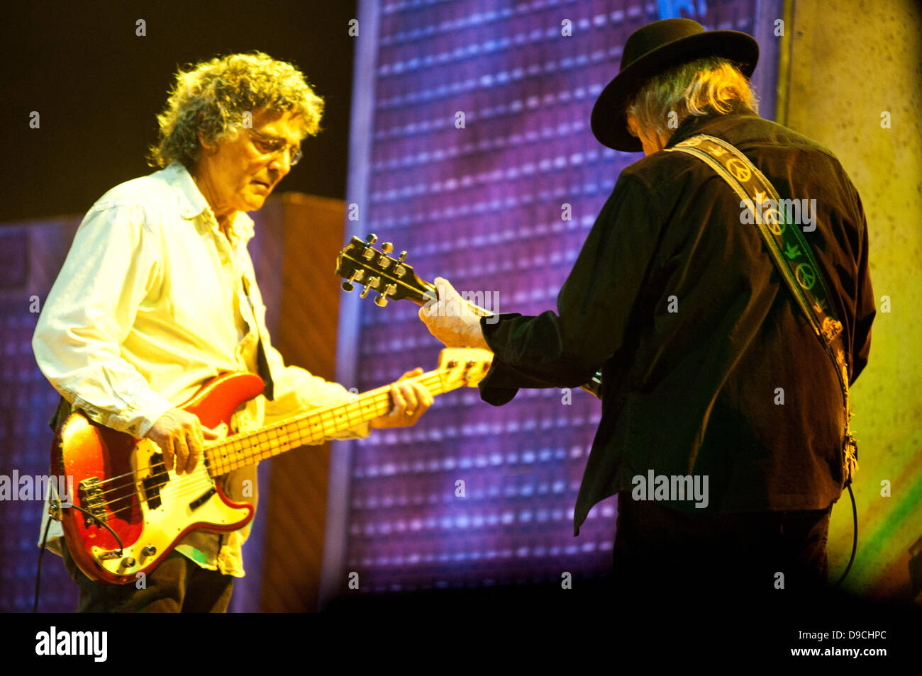 London, UK. 17. Juni 2013. Neil Young & Crazy Horse führen Sie live in der O2 Arena in London Credit: Piero Cruciatti/Alamy Live News Stockfoto