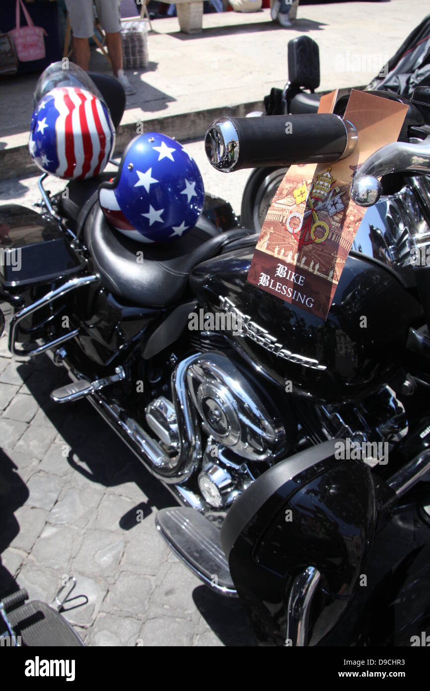 16. Juni 2013 Harley Davidson Enthusiasten konvergieren auf dem Petersplatz, Vatikan für einen Päpstlichen Segen während Sonntag Masse in Rom Italien für europäische HD110th-Jahr-Feier Stockfoto