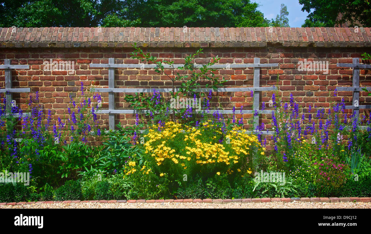 Blumen entlang der Mauer des Washingtons Mount Vernon Plantage in Virginia. Stockfoto