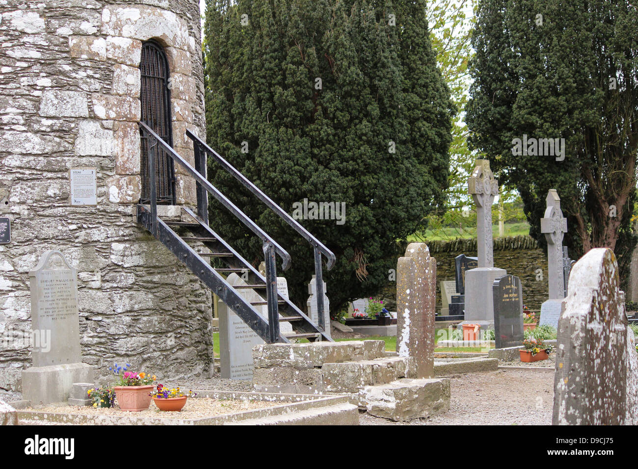 Im Bild eines Fußweg, der Runde Turm, Monasterboice, Drogheda, Co. Louth, Irland. Stockfoto