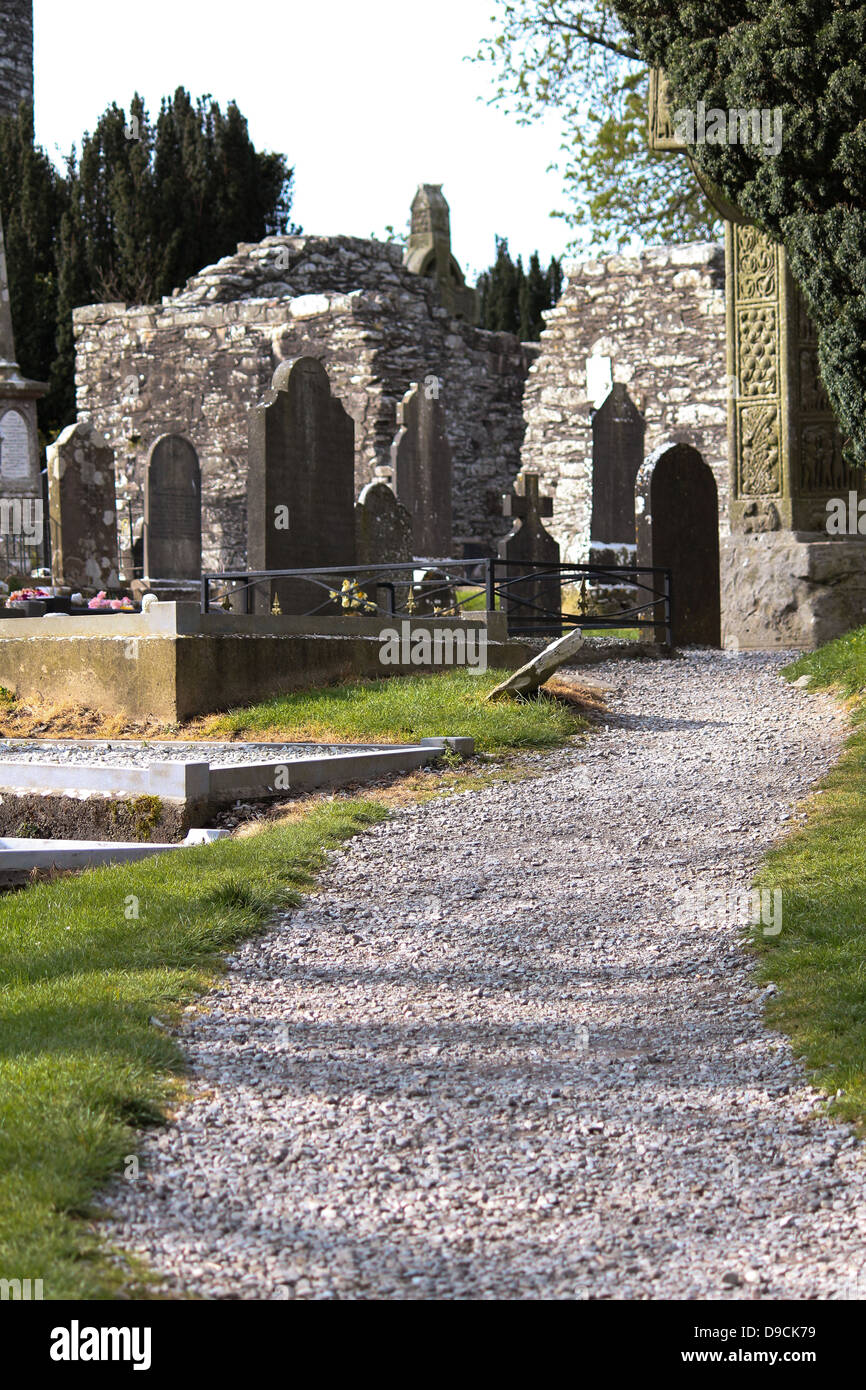 Im Bild im Hintergrund befinden sich die Ruinen der Nordkirche in Monasterboice, Drogheda, Co. Louth. Stockfoto