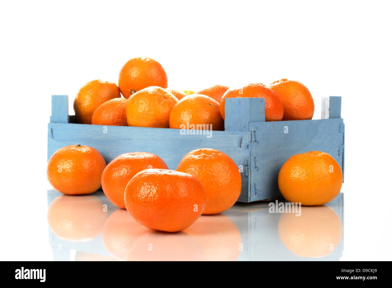 Mandarinen in einer Holzkiste Stockfoto