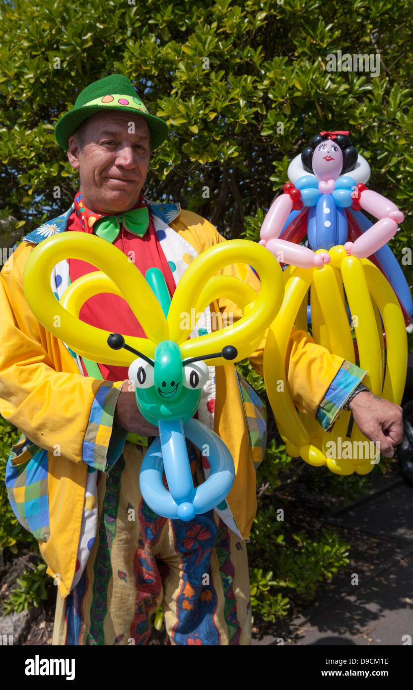 Kinder parteiunterhalter Gary Gizmo, Mann, Luftballons, Tierformen, Karneval, Feier, Zirkus, Kostüm, die Durchführung einer Veranstaltung in Southport, Großbritannien Stockfoto