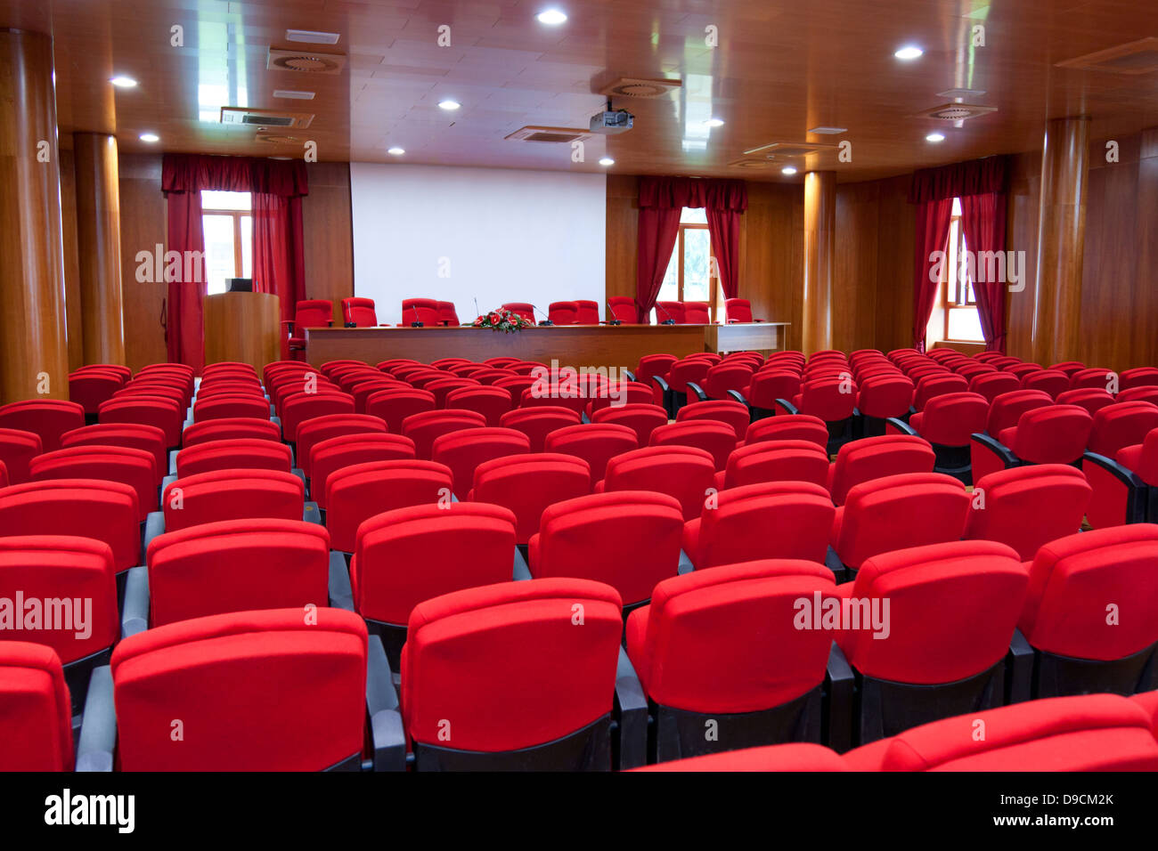 Konferenzzentrum mit roten Sesseln Stockfoto