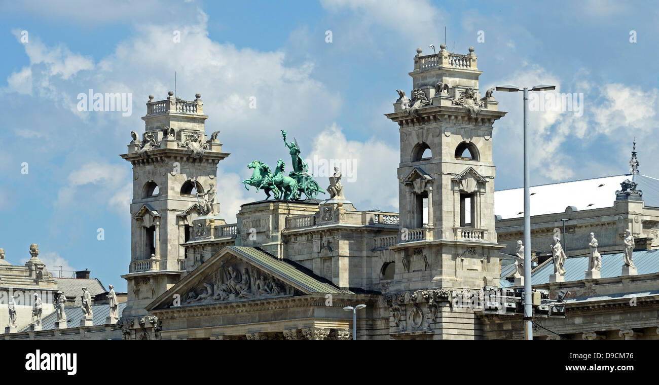 Museum für Völkerkunde Skulpturen Budapest Ungarn auf dem Dach Stockfoto