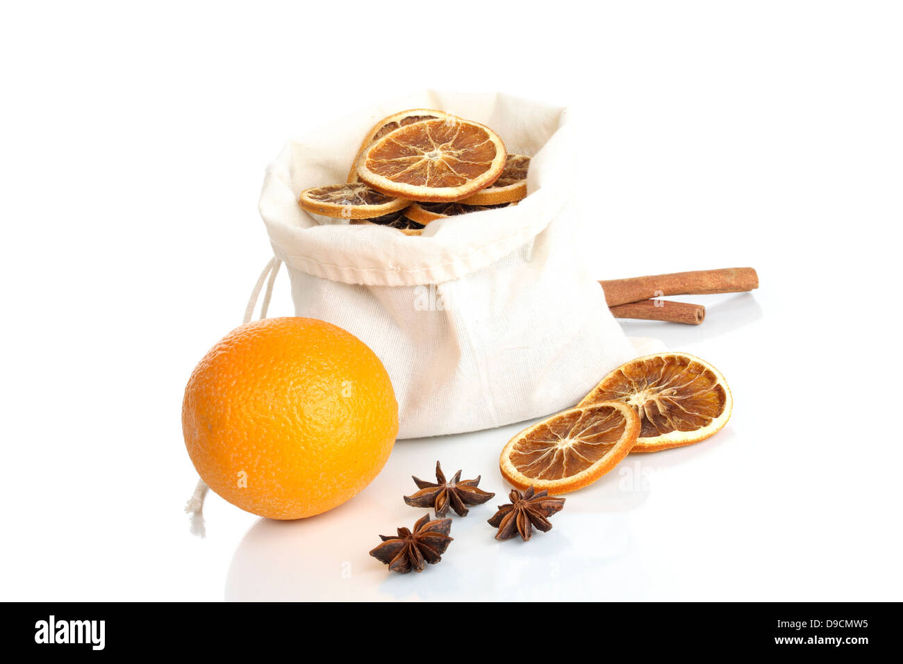 Orange mit Zimtstangen und Stern-Anis Stockfoto