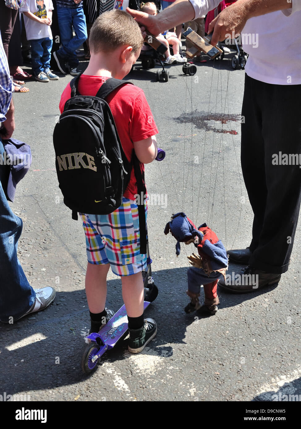 Junge und Puppenspieler. Stockfoto