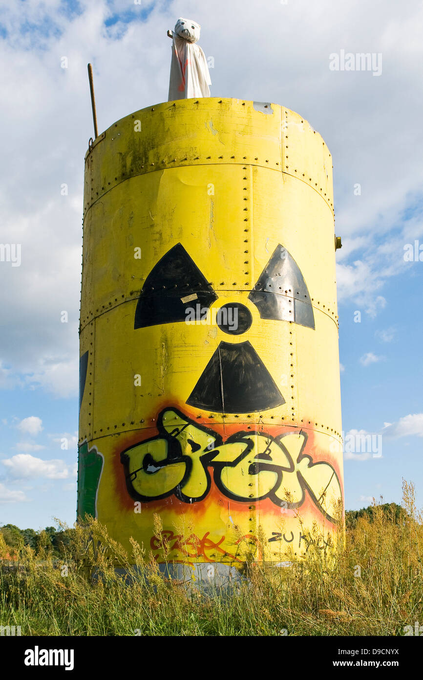 Großes Selbstgebautes Fass Mit der Kennzeichnung Für Radioaktivem Inhalt, große Fass selbst Mark für den radioaktiven Inhalt, Stockfoto