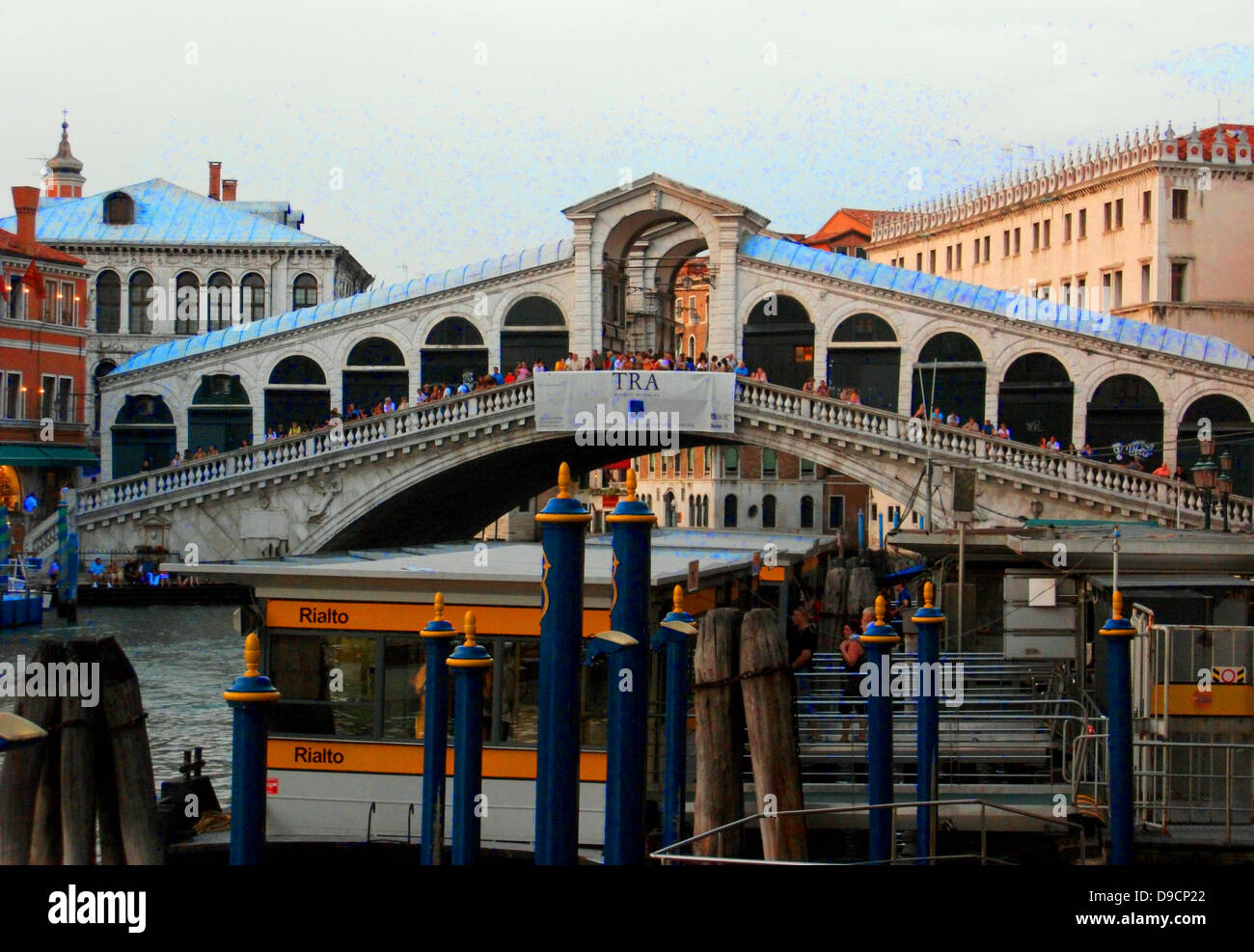 Die Rialtobrücke (ital.: Ponte di Rialto) ist eine der vier Brücken über den Canal Grande in Venedig, Italien. Es ist die älteste Brücke über den Kanal und war die Trennlinie für die Bezirke von San Marco und San Polo. Die heutige Brücke aus Stein, einem einzigen Spannweite ausgelegt von Antonio da Ponte, wurde schließlich im Jahre 1591 abgeschlossen. Stockfoto
