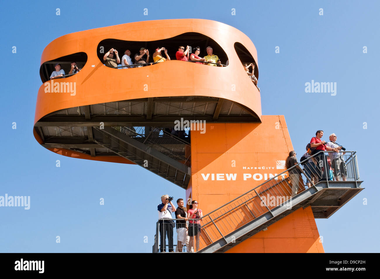 Touristen auf einem Aussichtspunkt im Hamburger Hafen, Touristen auf einem Aussichtspunkt im Hamburger Hafen, Stockfoto