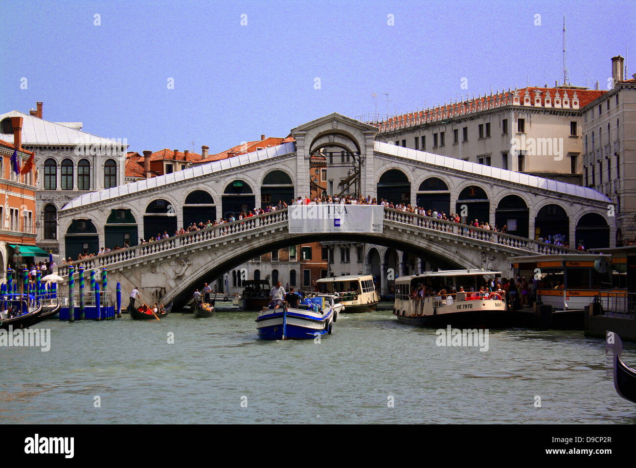 Die Rialtobrücke (ital.: Ponte di Rialto) ist eine der vier Brücken über den Canal Grande in Venedig, Italien. Es ist die älteste Brücke über den Kanal und war die Trennlinie für die Bezirke von San Marco und San Polo. Die heutige Brücke aus Stein, einem einzigen Spannweite ausgelegt von Antonio da Ponte, wurde schließlich im Jahre 1591 abgeschlossen. Stockfoto