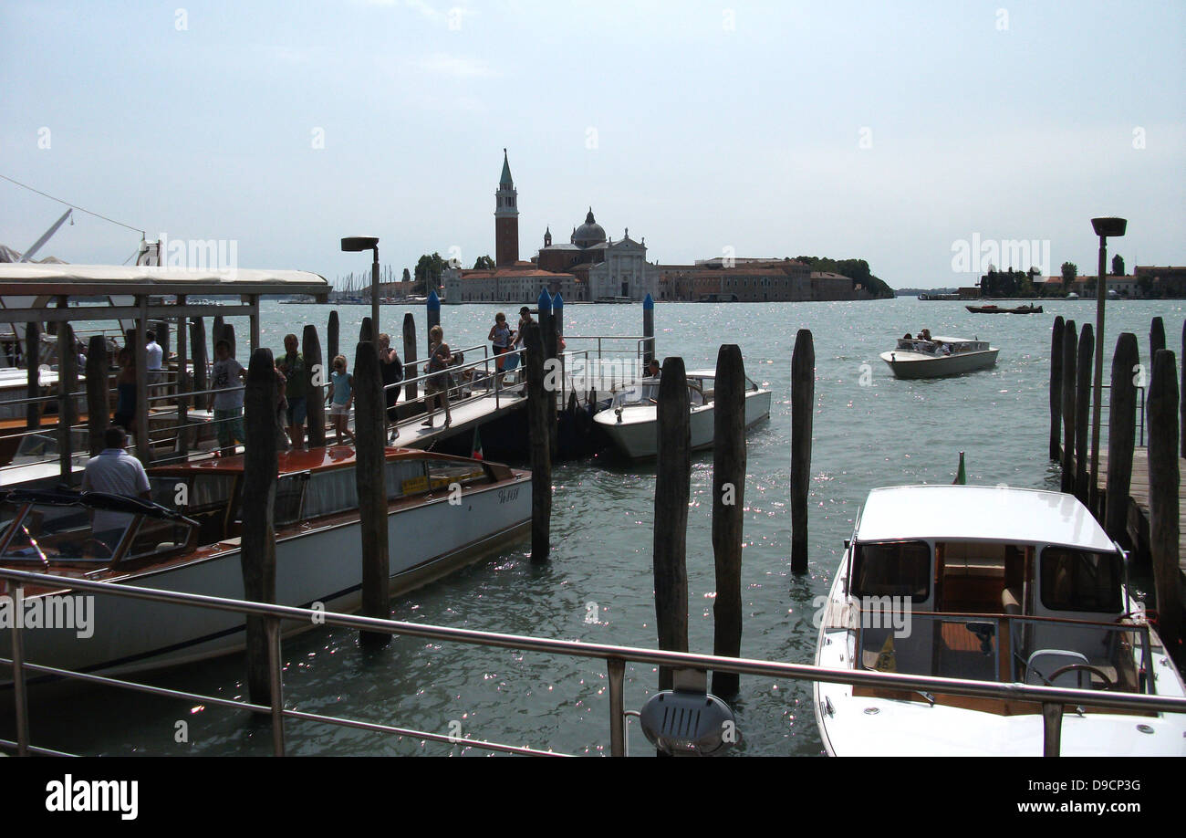 San Giorgio Maggiore ist ein Benediktinerkloster aus dem 16. Jahrhundert Kirche auf der gleichnamigen Insel in Venedig, Norditalien, von Andrea Palladio entworfen und zwischen 1566 und 1610 erbaut. Die Kirche ist eine Basilika in der klassischen Renaissance Stil und seine leuchtend weißem Marmor glänzt über dem blauen Wasser der Lagune gegenüber der Piazzetta und bildet den Mittelpunkt der Ausblick war von jedem Teil des Riva degli Schiavoni. Stockfoto