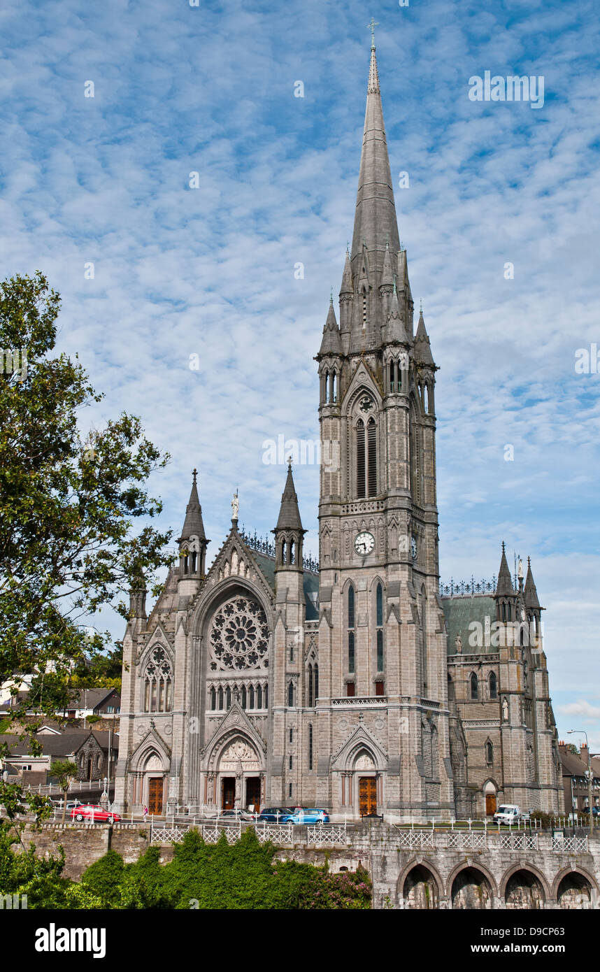 beeindruckende Kathedrale St. Colman in Cobh, Irland (dramatischer Himmel Wolken) Stockfoto