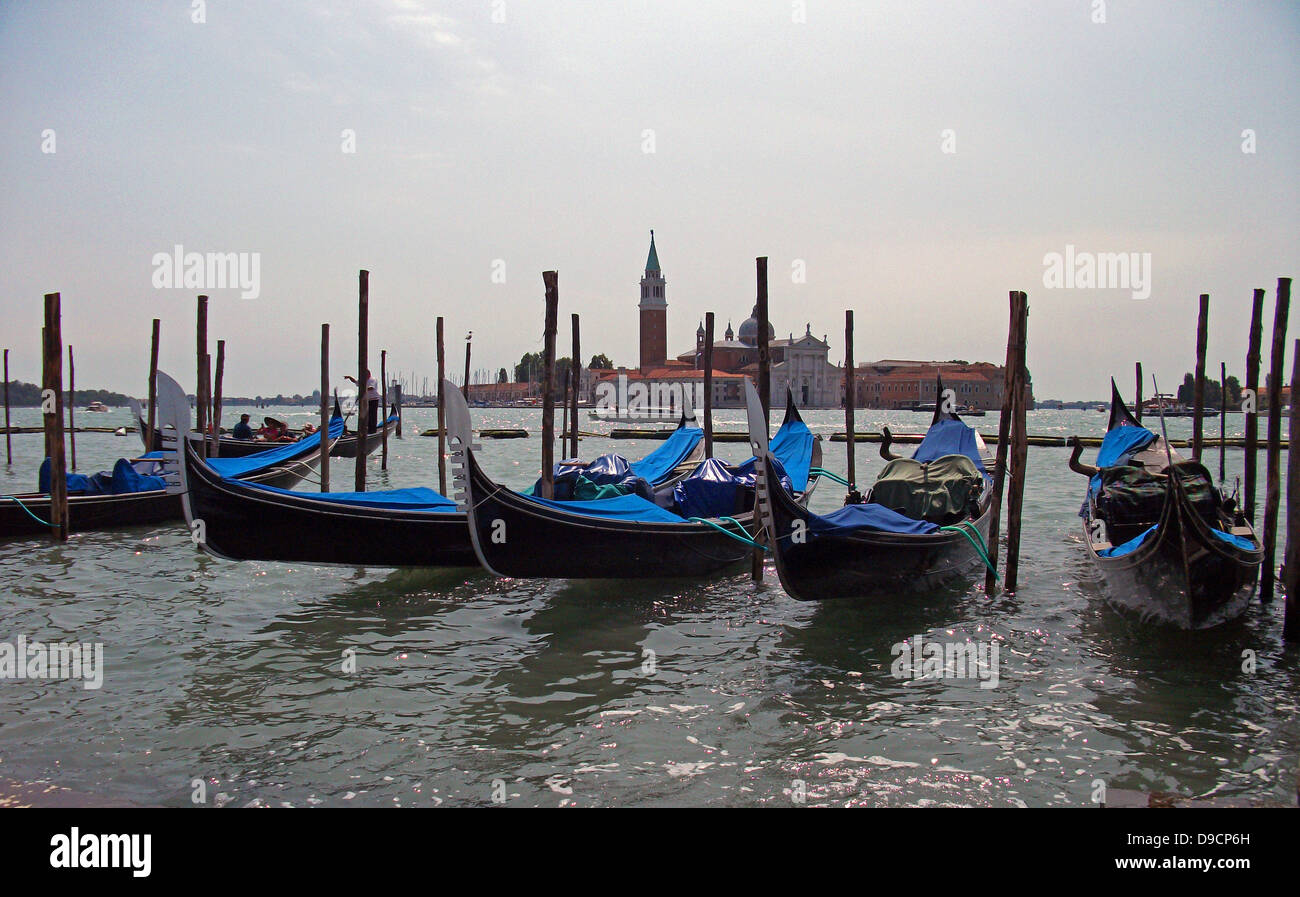 Gondeln festgemacht am Markusplatz entfernt, Venedig, Italien. Stockfoto