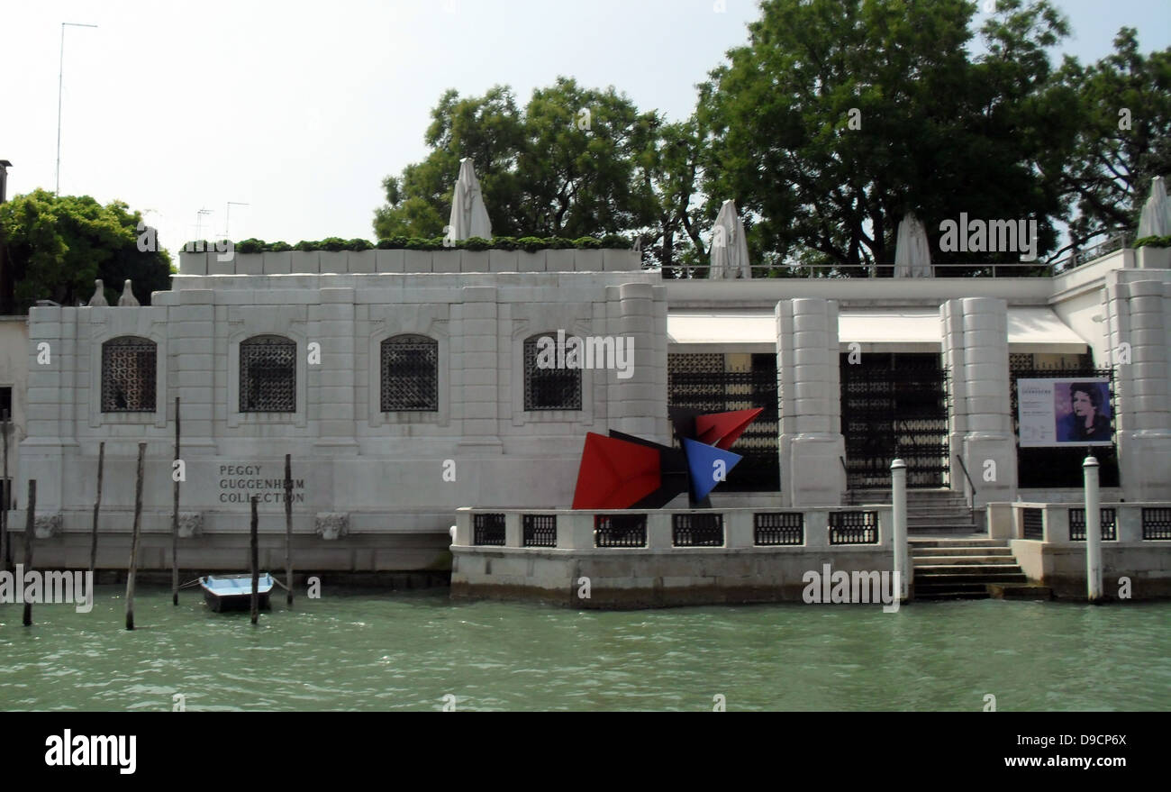 Die Peggy Guggenheim Collection ist ein Museum für moderne Kunst am Grand Canal in Venedig, Italien. Das Museum wurde ursprünglich die private Sammlung des Amerikanischen heiress Peggy Guggenheim, die begannen, die Darstellung der Kunstwerke für die Öffentlichkeit in der Saison 1951. Die Sammlung im Palazzo Venier dei Leoni, ein Palast aus dem 18. Jahrhundert, das Guggenheim zu Hause war untergebracht. Stockfoto