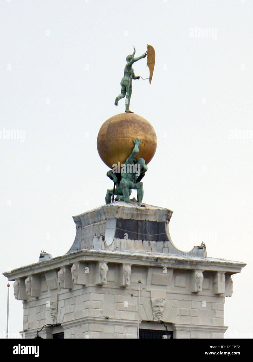 Im siebzehnten Jahrhundert. Der Turm halten sie eine goldene Kugel, das von zwei Atlanten unterstützt wird; diese Statue stellt Vermögen. Es wurde von Bernardo Falconi geformt Stockfoto