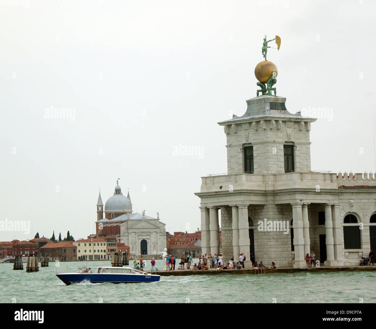 Im siebzehnten Jahrhundert. Der Turm halten sie eine goldene Kugel, das von zwei Atlanten unterstützt wird; diese Statue stellt Vermögen. Es wurde von Bernardo Falconi geformt Stockfoto