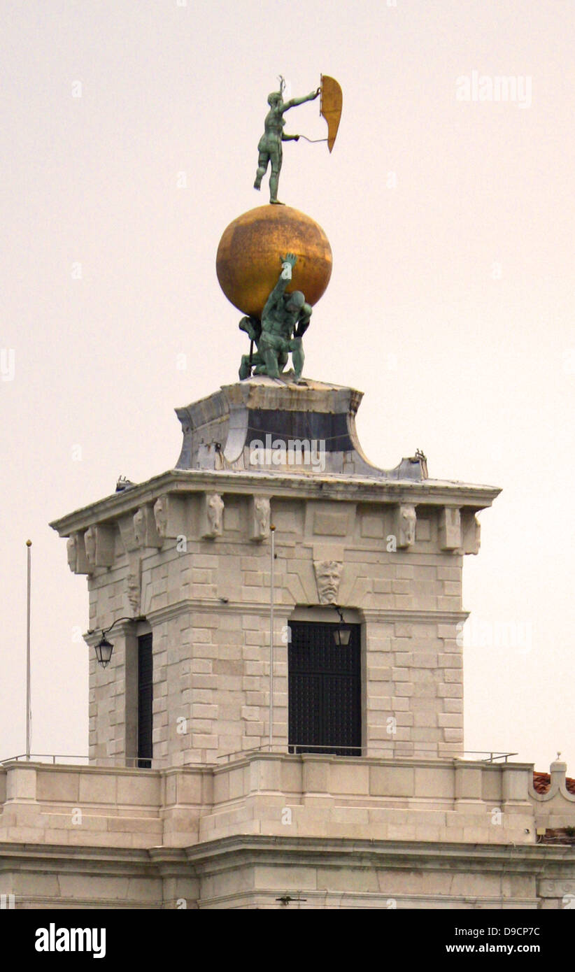 Dreieckigen Punta della Dogana, (das ehemalige Zollhaus der Stadt) trennt den Grand Canal und der Canale della Giudecca in Venedig, Italien. Heute ist es ein Zentrum für zeitgenössische Kunst im 17. Jahrhundert. Der Turm halten sie eine goldene Kugel, das von zwei Atlanten unterstützt wird; diese Statue stellt Vermögen. Es wurde von Bernardo Falconi geformt Stockfoto