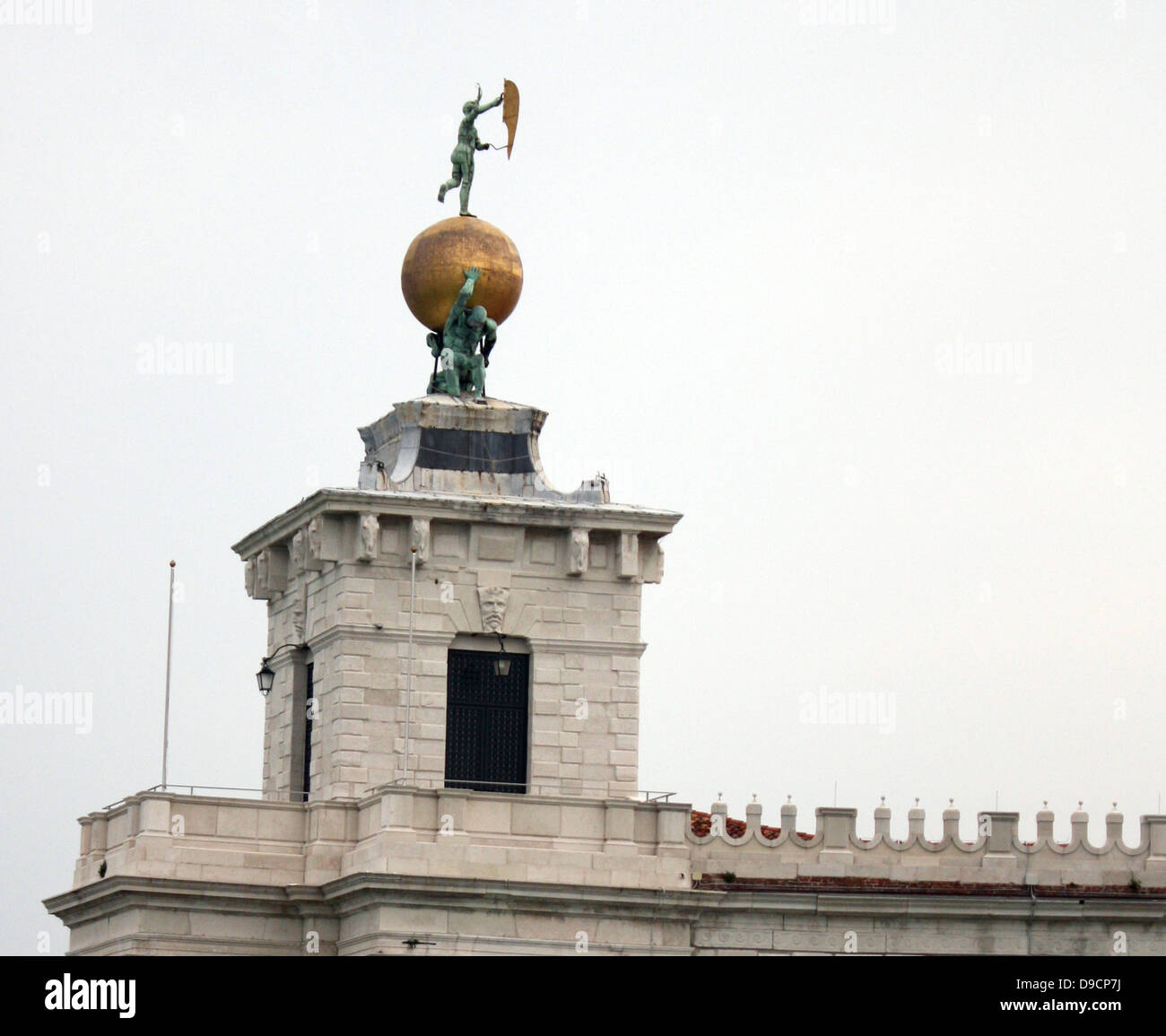 Dreieckigen Punta della Dogana, (das ehemalige Zollhaus der Stadt) trennt den Grand Canal und der Canale della Giudecca in Venedig, Italien. Heute ist es ein Zentrum für zeitgenössische Kunst im 17. Jahrhundert. Der Turm halten sie eine goldene Kugel, das von zwei Atlanten unterstützt wird; diese Statue stellt Vermögen. Es wurde von Bernardo Falconi geformt Stockfoto