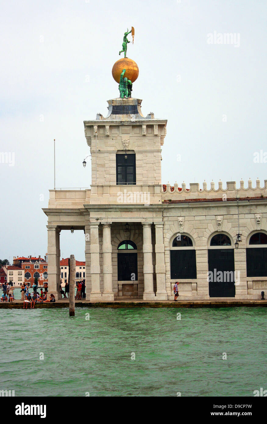 Dreieckigen Punta della Dogana, (das ehemalige Zollhaus der Stadt) trennt den Grand Canal und der Canale della Giudecca in Venedig, Italien. Heute ist es ein Zentrum für zeitgenössische Kunst im 17. Jahrhundert. Der Turm halten sie eine goldene Kugel, das von zwei Atlanten unterstützt wird; diese Statue stellt Vermögen. Es wurde von Bernardo Falconi geformt Stockfoto