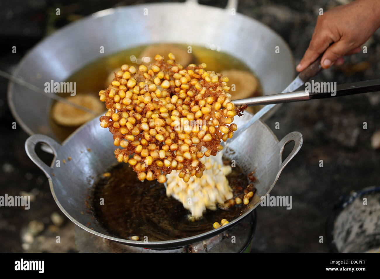 knusprig gebratene Mais Speiselokal in Yangon, Myanmar Stockfoto