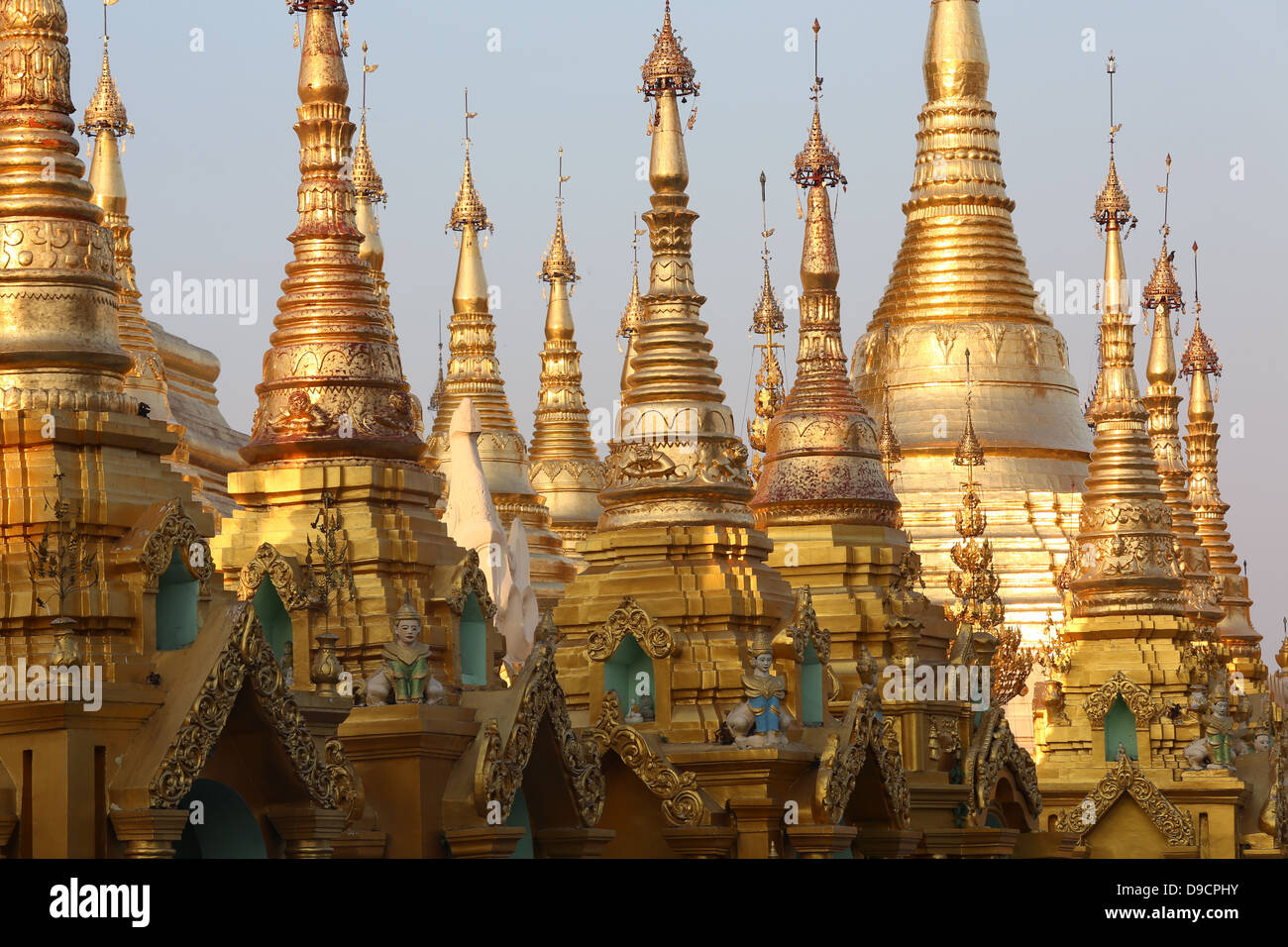 Goldene Stupas an den heiligen buddhistischen Tempel der Shwedagon Paya in Yangon, Myanmar, Südostasien Stockfoto