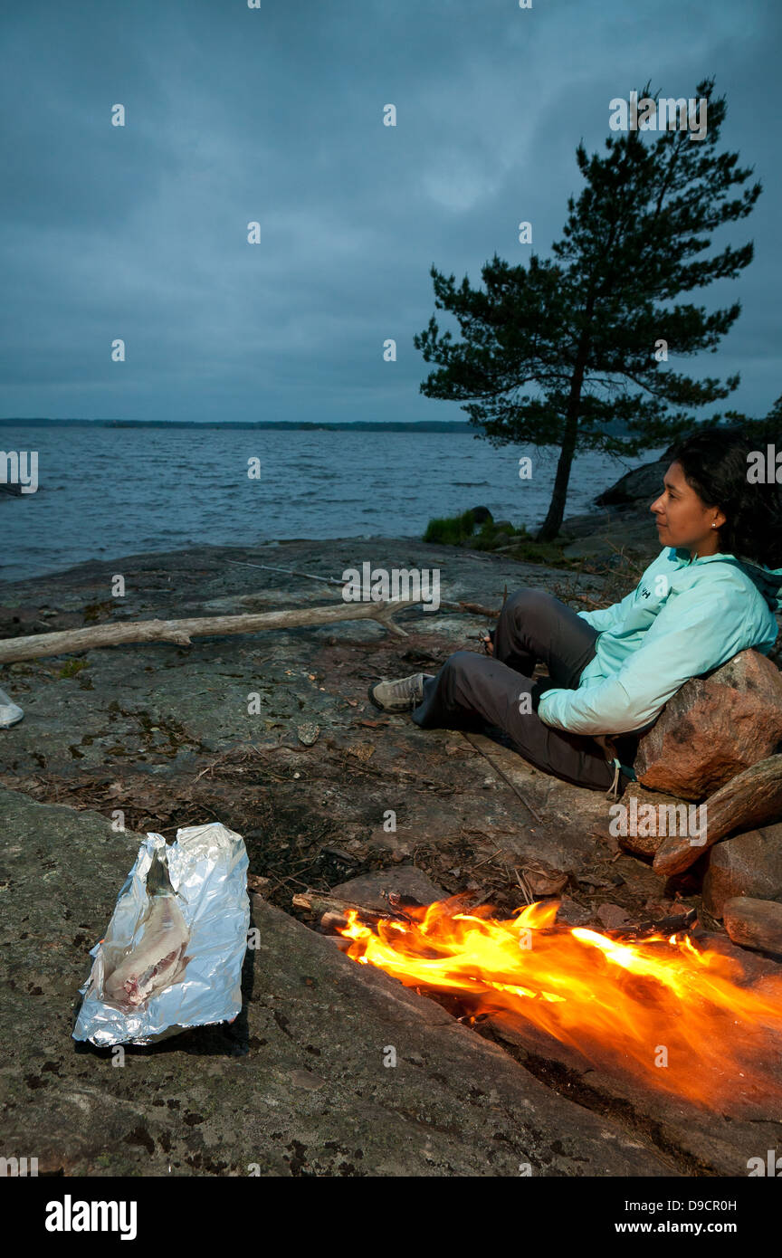 Lagerfeuer auf einem Ausflug an der Südspitze der Insel im See Gudøya Vansjø in Østfold, Norwegen. Vansjø ist ein Teil des Wassers, das System namens Morsa Stockfoto