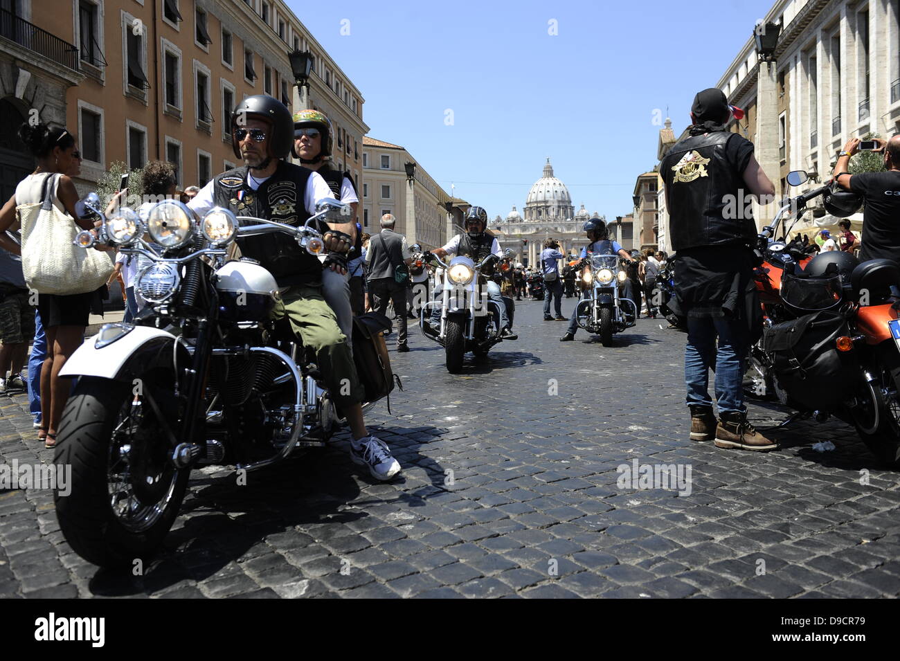 Rom, Italien. Harley Davidson Rider Enthusiasten Rollen In Rom. Das niedrige Grollen von etwa 35,000 Harley Davidson überholt die Summen der Roller und Autos in den Straßen rund um den Vatikan, und am Sonntag wird es sogar auf dem Petersplatz anwesend sein. Quelle: s.s./Alamy Live News Stockfoto